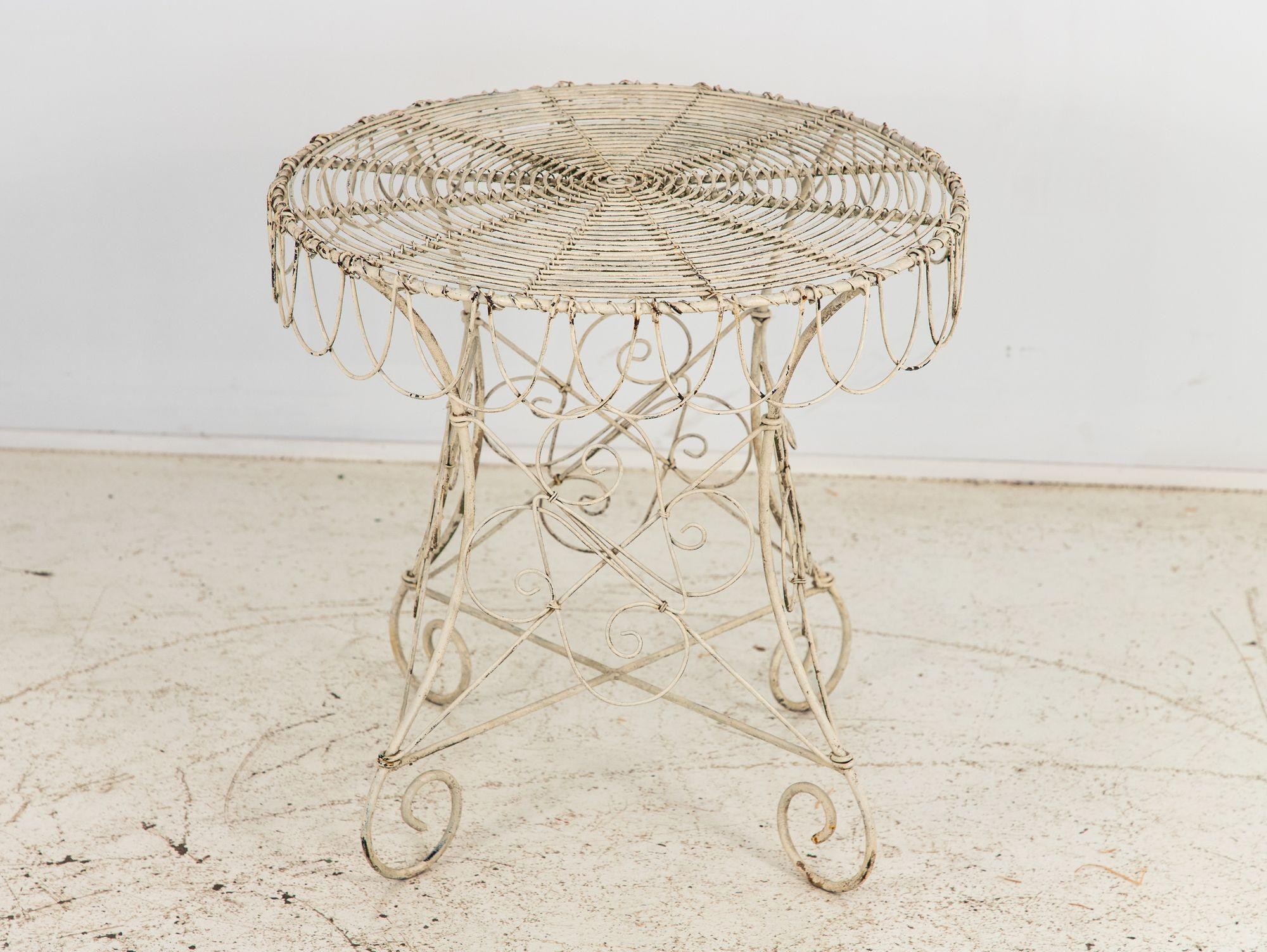 Paire de chaises et tables basses de style victorien en fil métallique blanc, France 1960 en vente 4