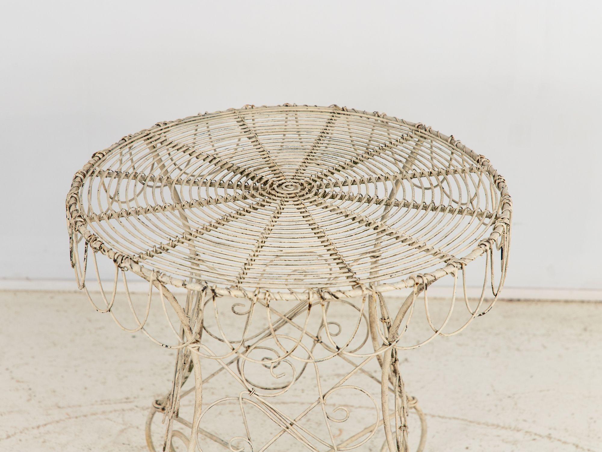 Paire de chaises et tables basses de style victorien en fil métallique blanc, France 1960 en vente 5