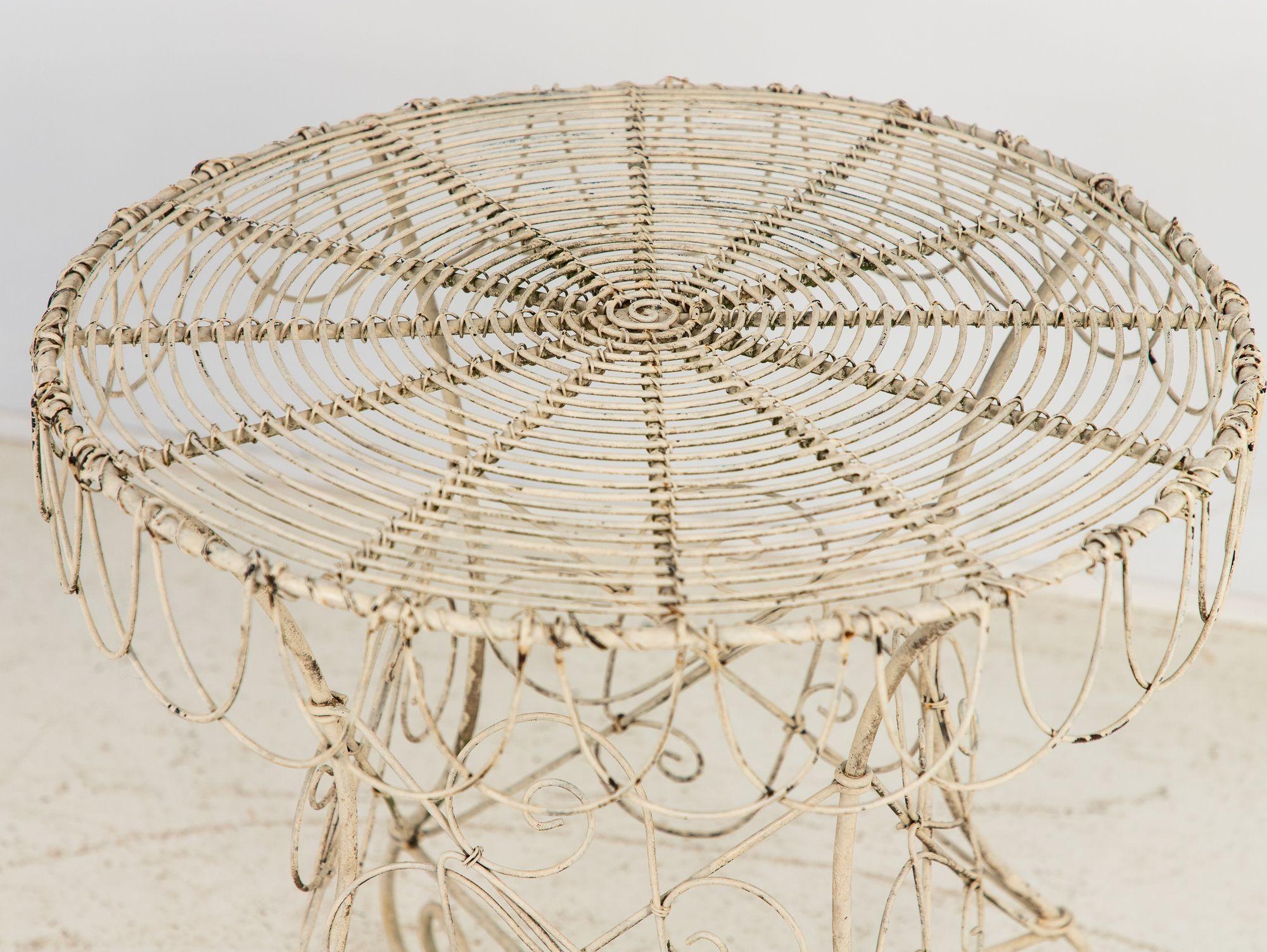 Paire de chaises et tables basses de style victorien en fil métallique blanc, France 1960 en vente 7