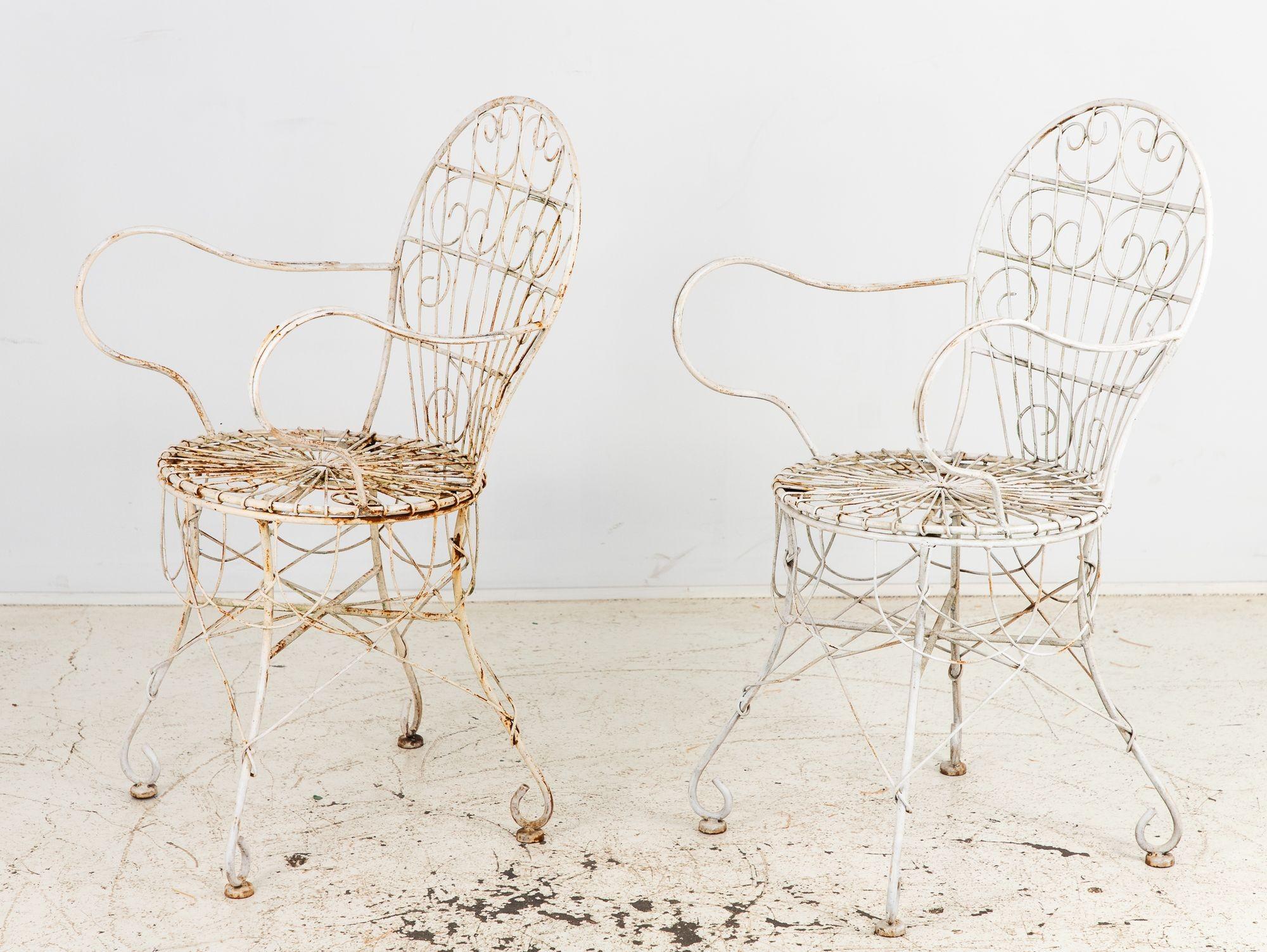 Paire de chaises et tables basses de style victorien en fil métallique blanc, France 1960 Bon état - En vente à South Salem, NY