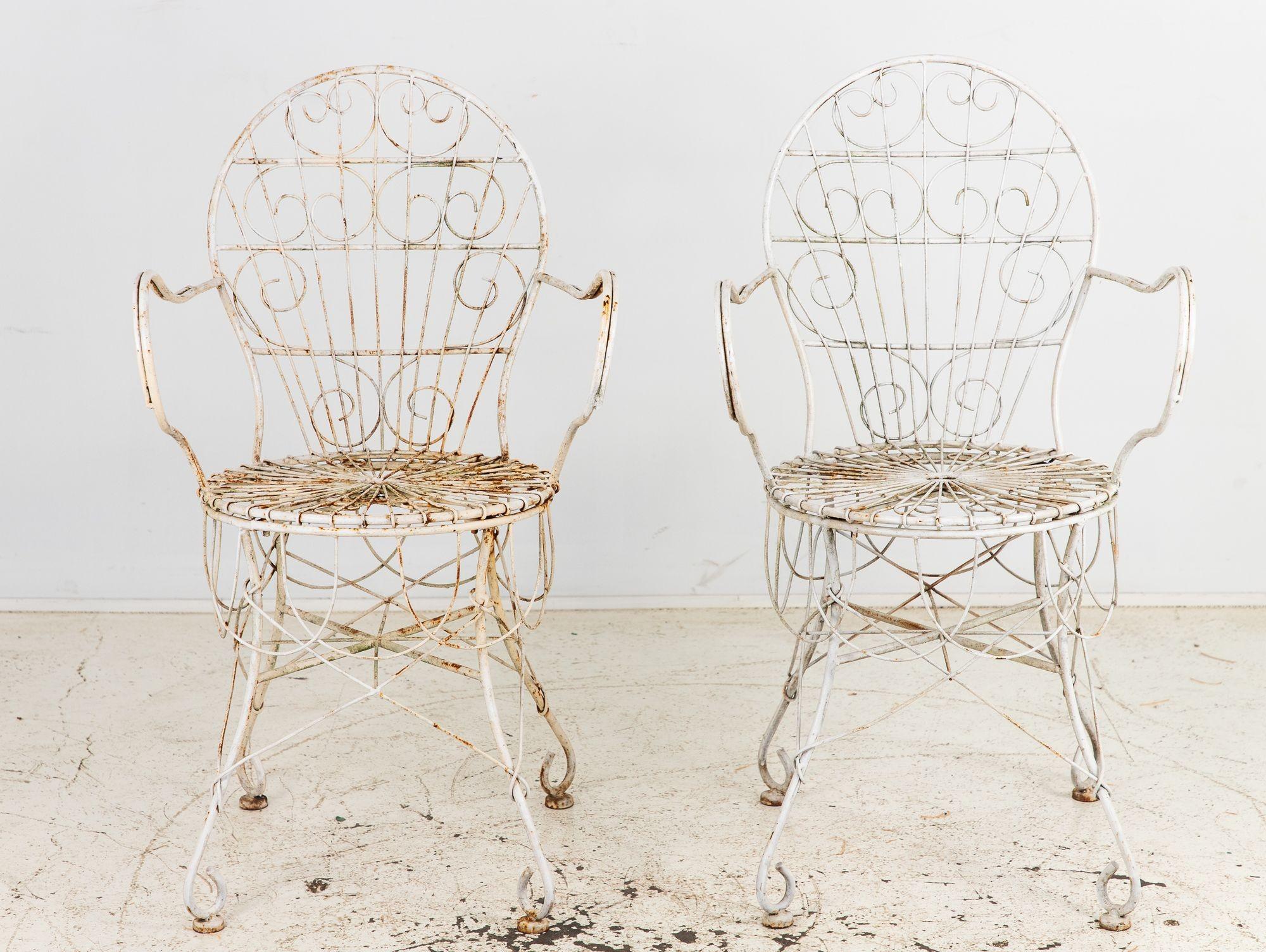 Milieu du XXe siècle Paire de chaises et tables basses de style victorien en fil métallique blanc, France 1960 en vente