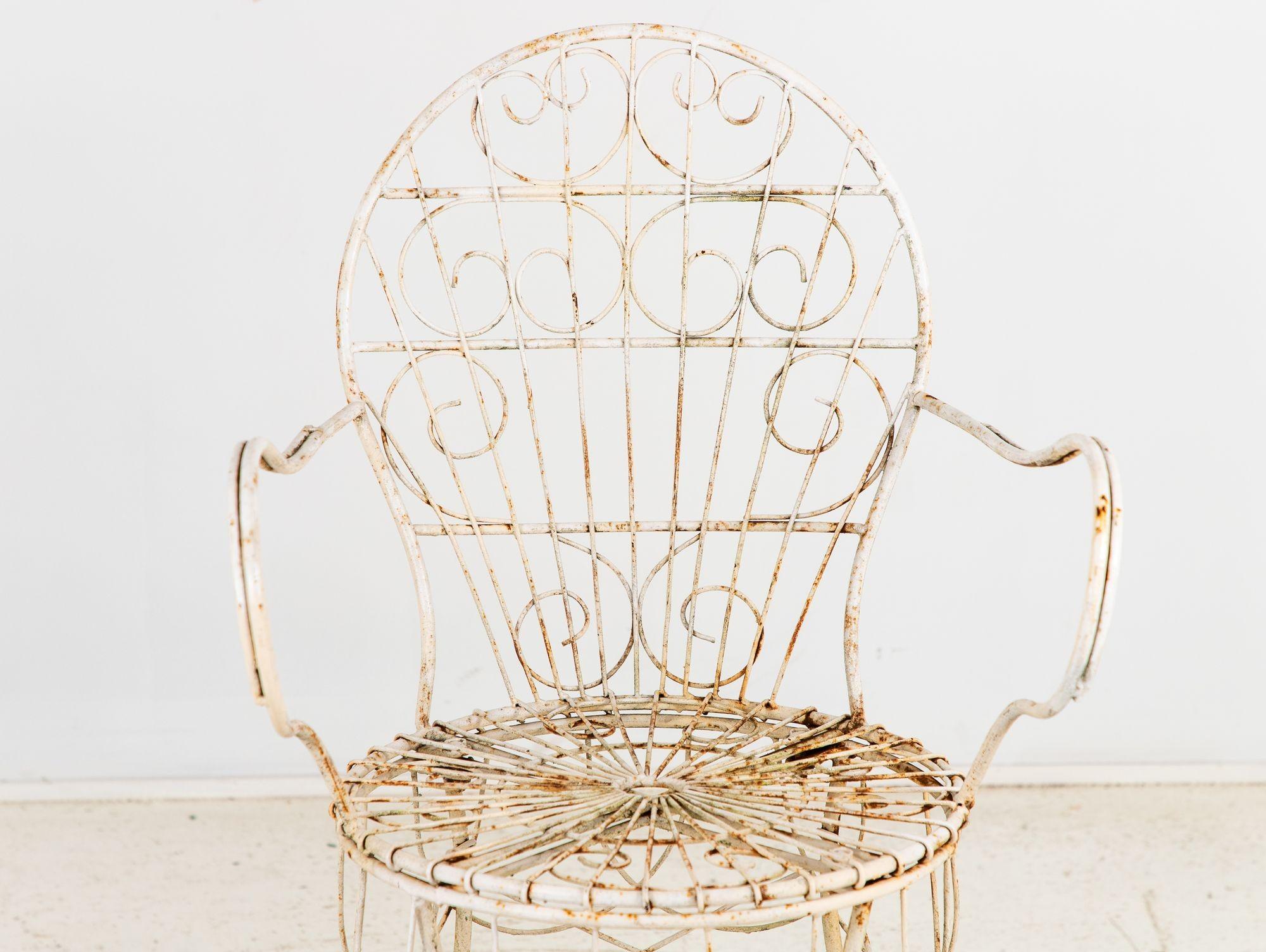 Paire de chaises et tables basses de style victorien en fil métallique blanc, France 1960 en vente 1