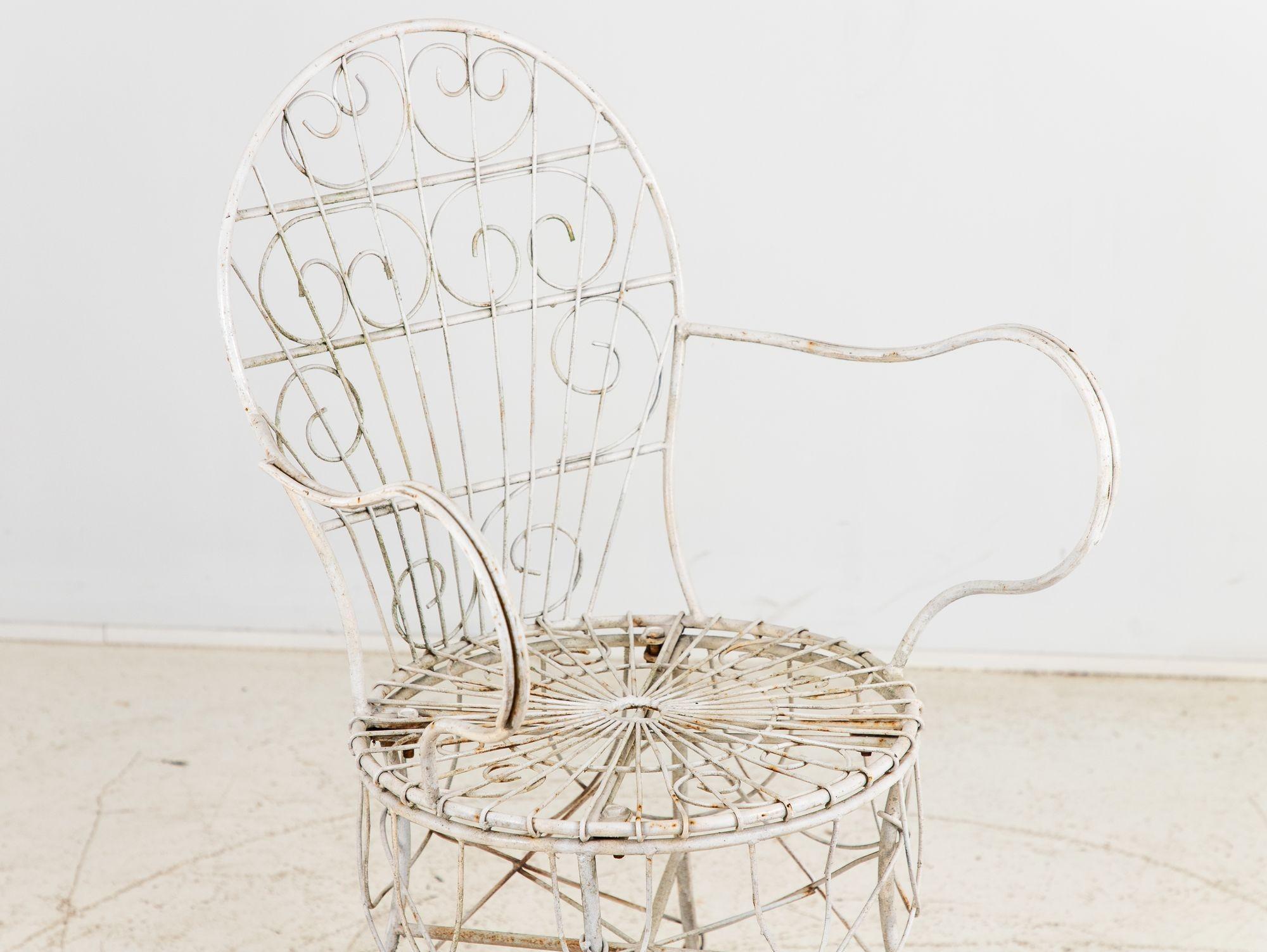 Paire de chaises et tables basses de style victorien en fil métallique blanc, France 1960 en vente 3