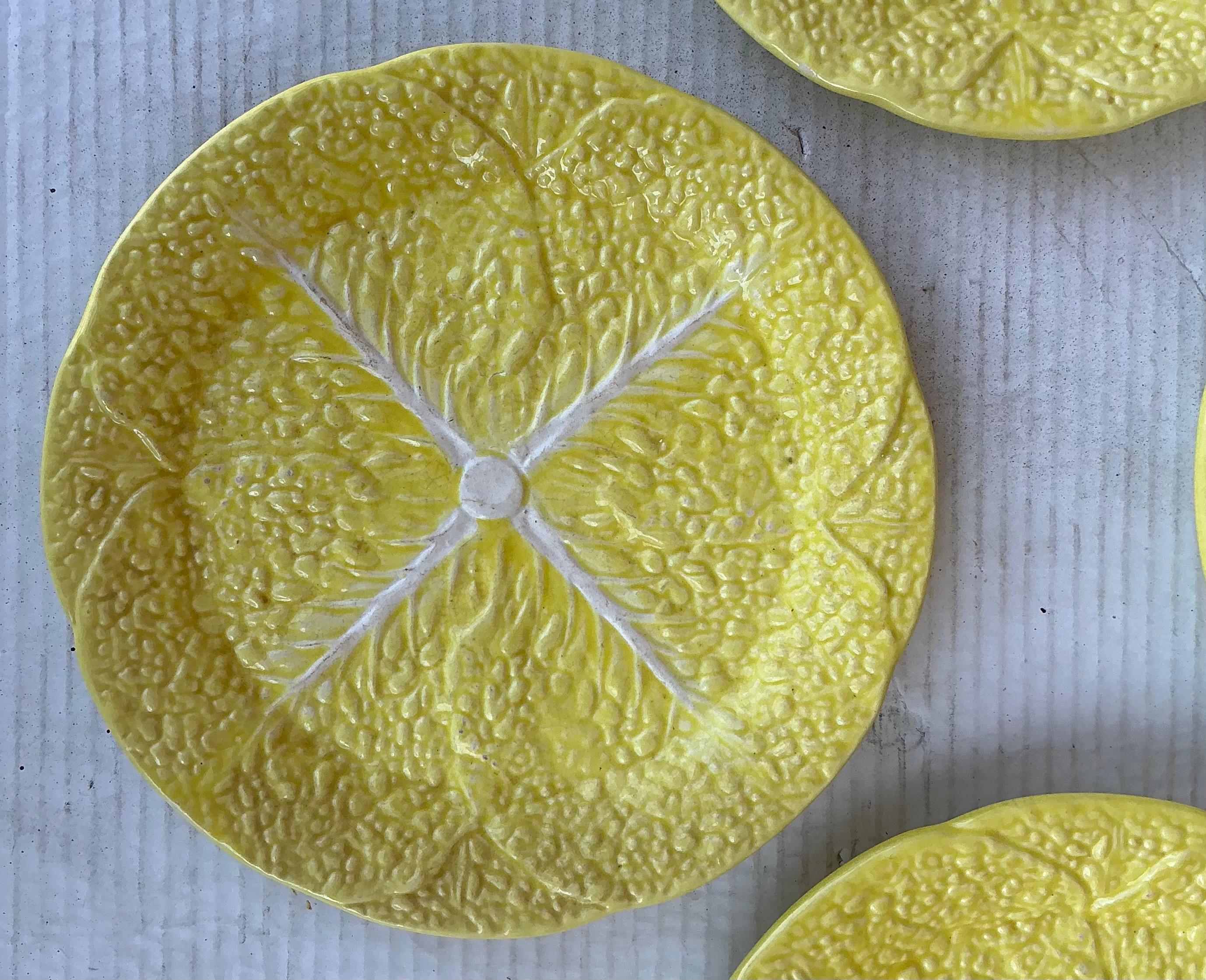 Victorien Assiettes à salade/dessert en majolique jaune de style victorien - S/4 en vente