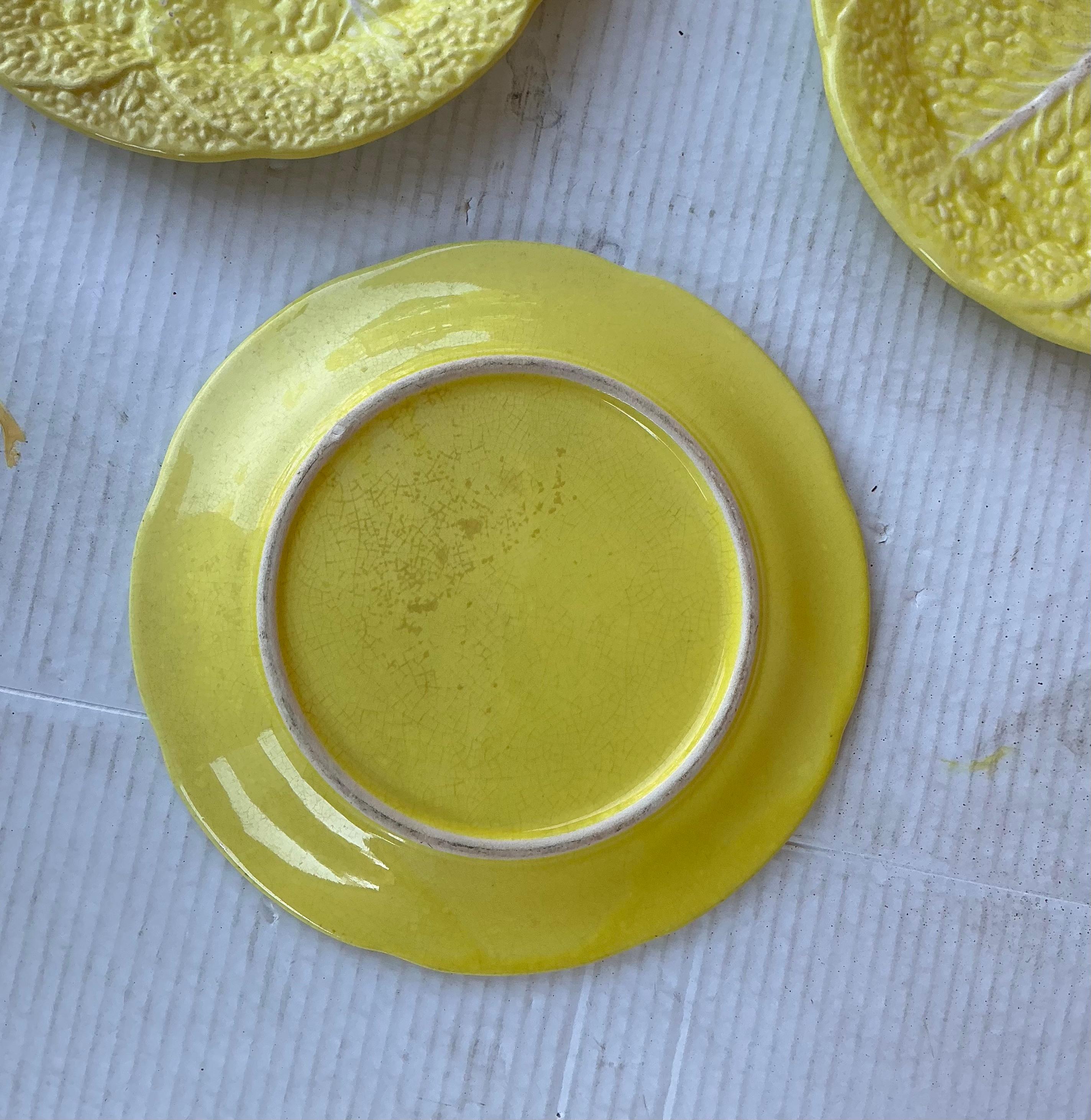 Portugais Assiettes à salade/dessert en majolique jaune de style victorien - S/4 en vente