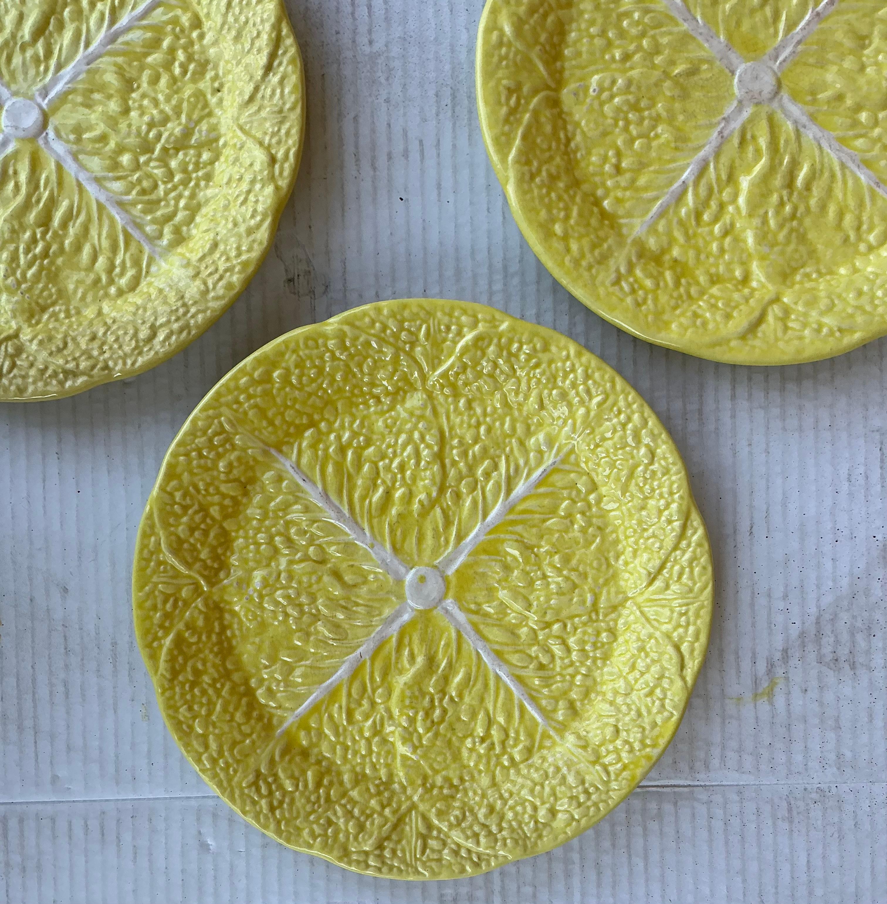 20ième siècle Assiettes à salade/dessert en majolique jaune de style victorien - S/4 en vente