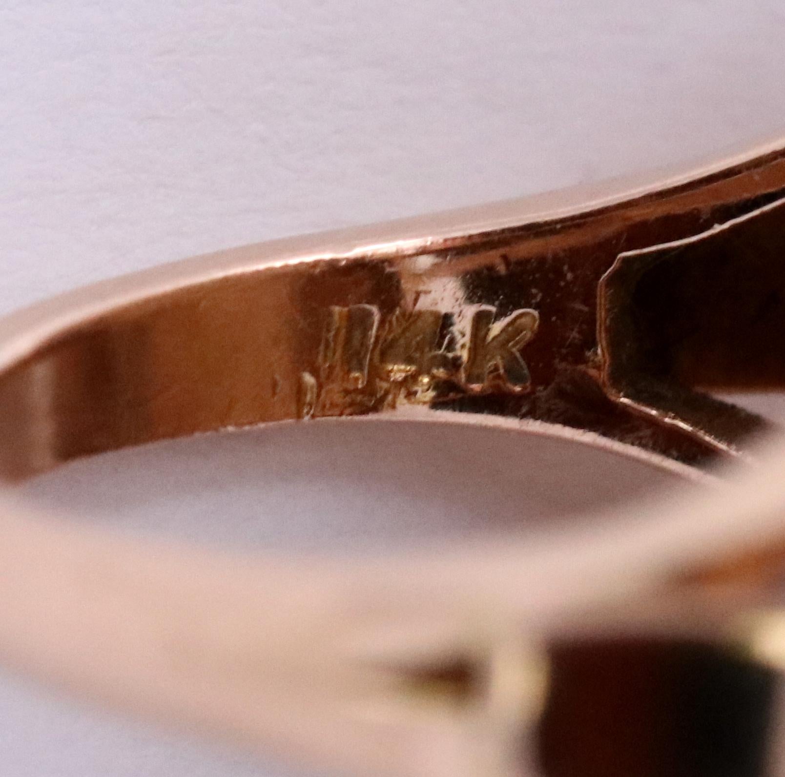 Anello con design a medaglione in stile vittoriano con pietre sintetiche rotanti in vendita 1