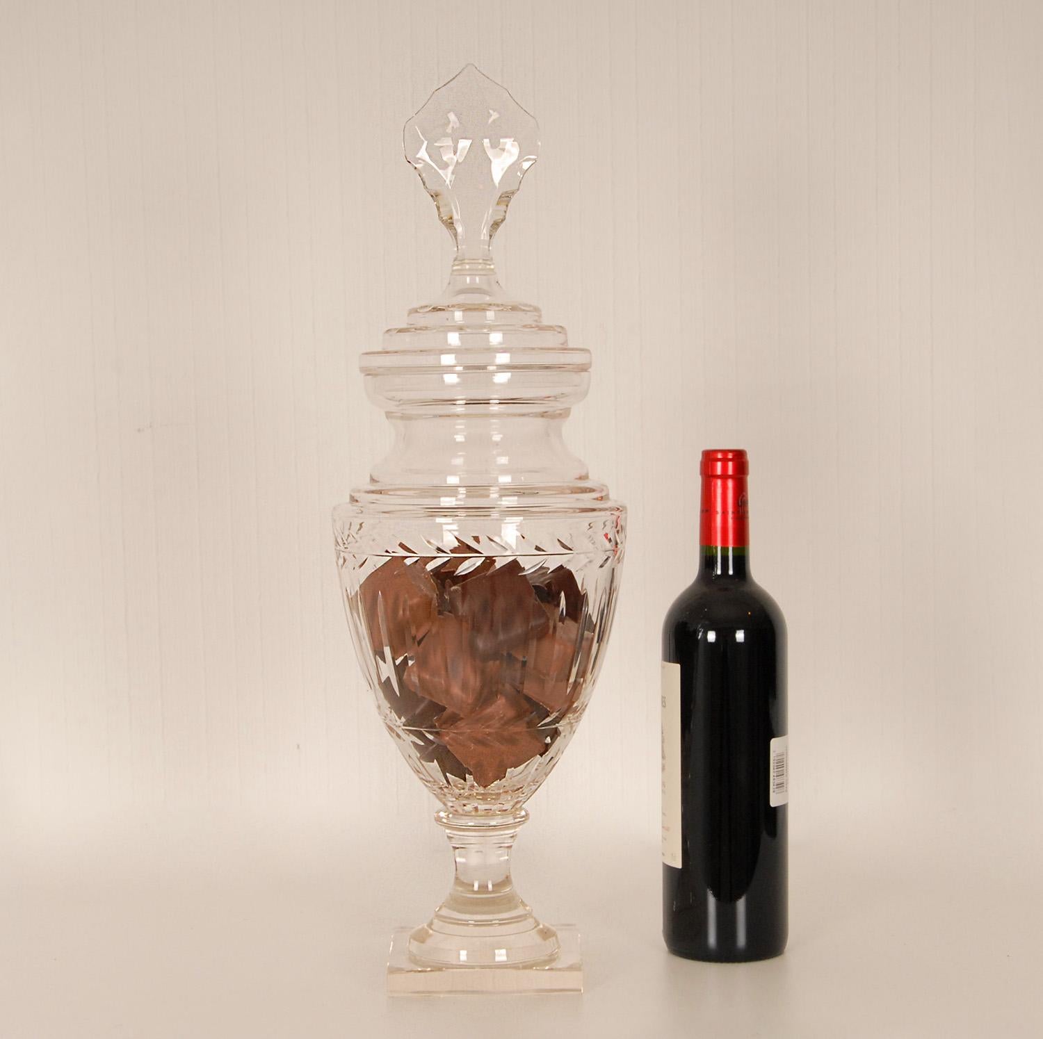 Fait main Victorian Sweetmeat Jar Cut Crystal Antique Footed Glass Urn Vase Jar Coupe en vente