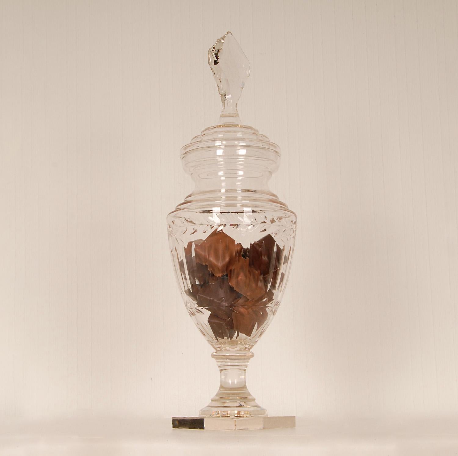 XIXe siècle Victorian Sweetmeat Jar Cut Crystal Antique Footed Glass Urn Vase Jar Coupe en vente