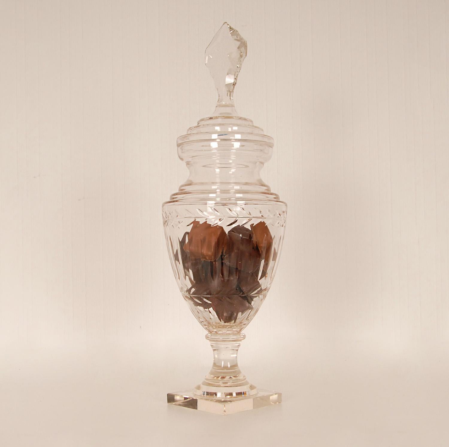 Victorian Sweetmeat Jar Cut Crystal Antique Footed Glass Urn Vase Jar Coupe en vente 1