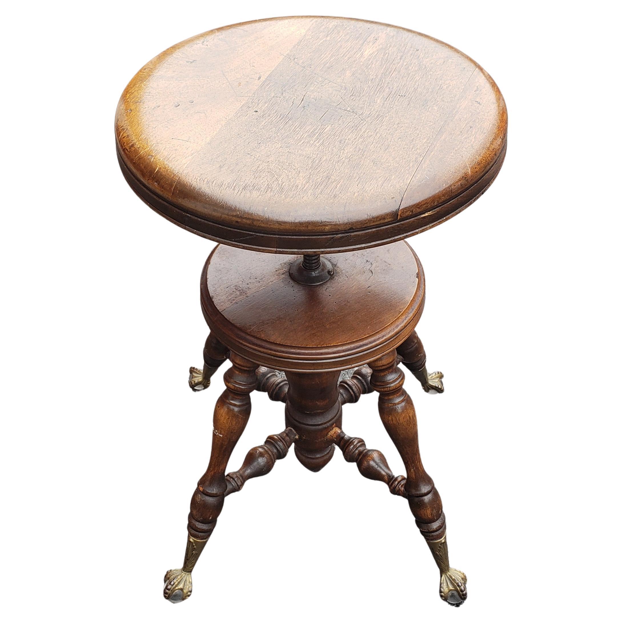 Victorian Swivel Adjustable Height Oak Piano Stool, circa 1890s In Good Condition In Germantown, MD