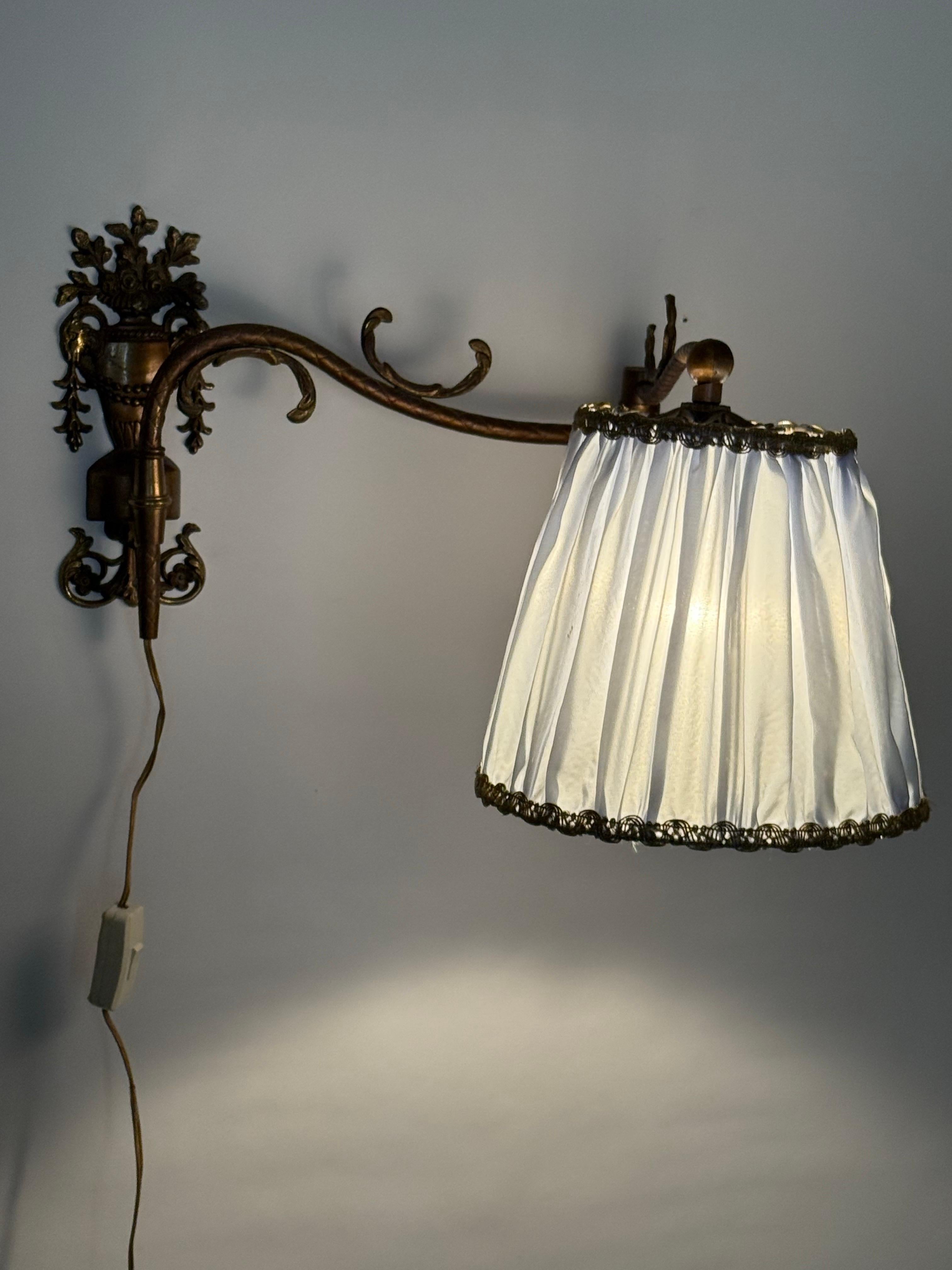 Today, I present a true rarity: a pivoting, masterfully crafted Victorian wall lamp. The light blue lampshade was replaced in the 1940s and is in remarkably good condition for its age. I will replace the lampshade with a more modern one. The