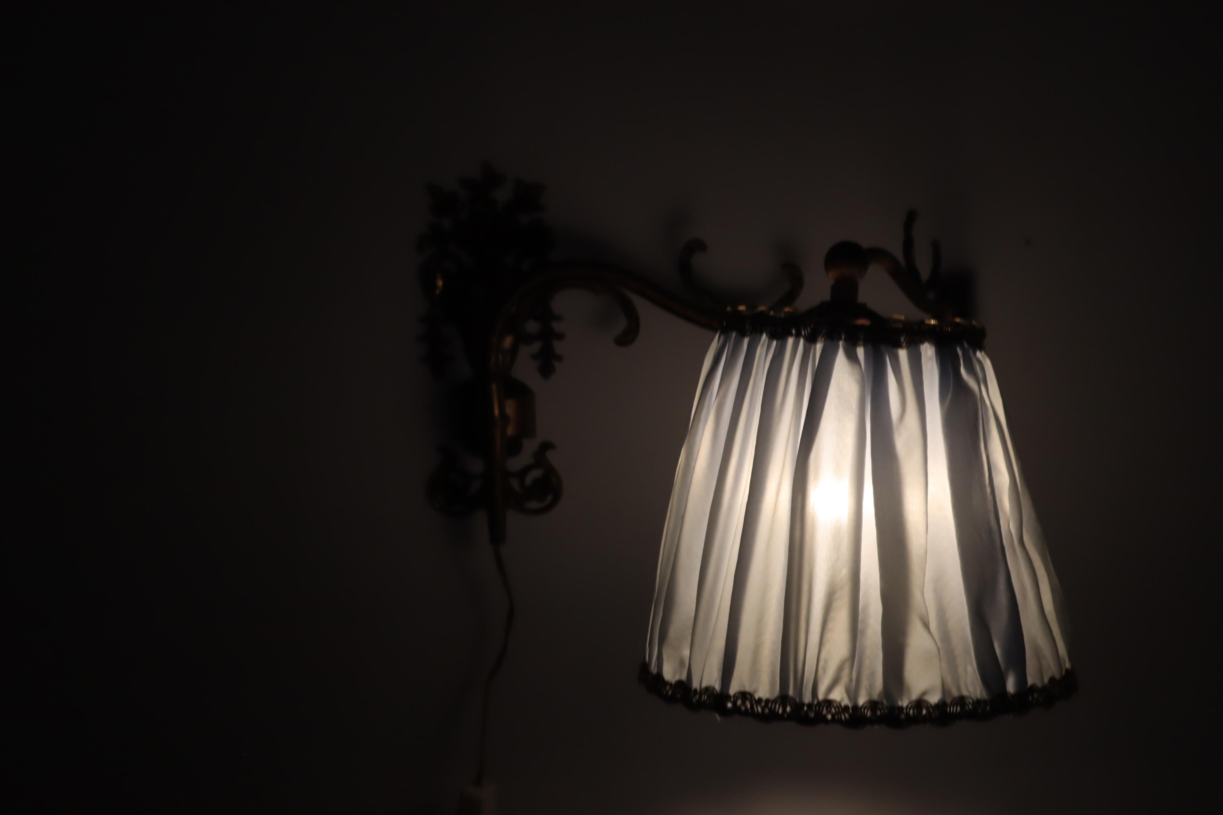 Victorian Swivel Wall Lamp Gilded with Ram's Head and Urn France Around 1880 In Good Condition For Sale In Hannover, DE