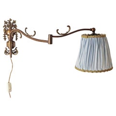 Lámpara de pared giratoria victoriana dorada con cabeza de carnero y urna Francia Hacia 1880