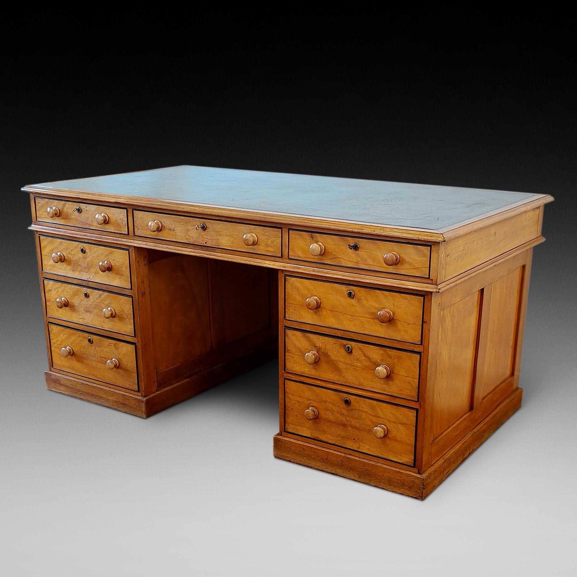 Eine fabelhafte viktorianische Partner Schreibtisch in schönen mellow sycamore - Doppel-Sockel mit vorderen Schubladen und Schrank hinten mit nachgearbeiteten Ledereinsatz oben  c1860 - 66 