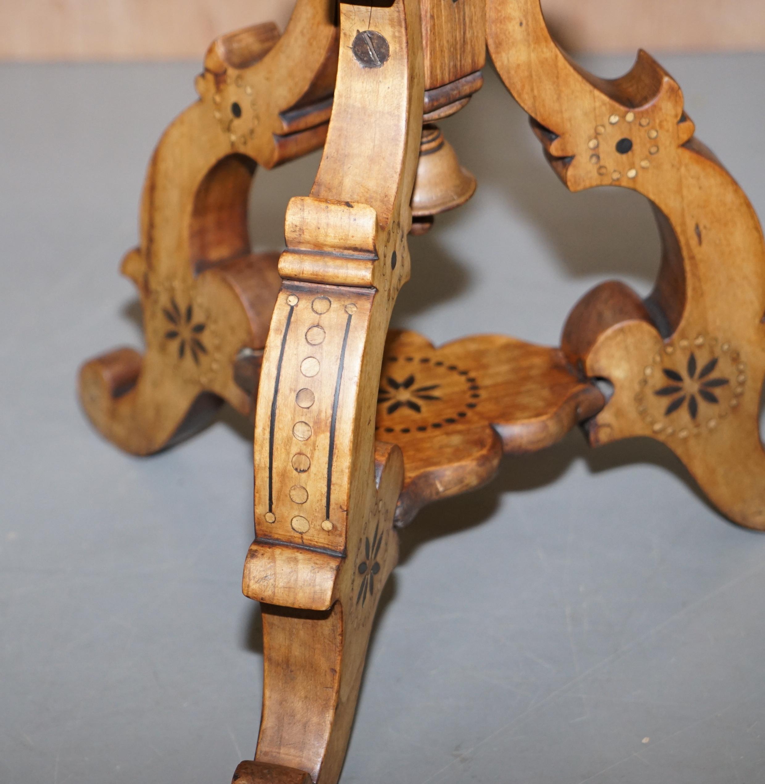Table d'appoint ronde à plateau basculant en bois de sycomore avec incrustation de nacre de style victorien en vente 3