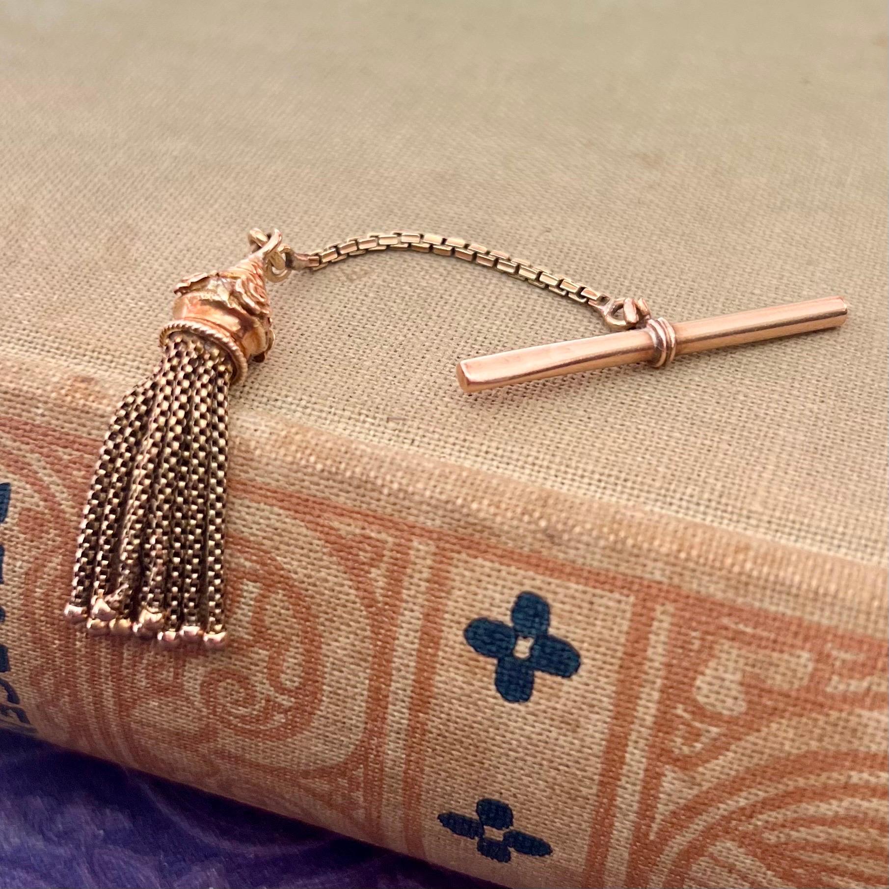 Eine antike viktorianische kurze T-Bar-Box-Taschenuhrenkette mit einem Quastenanhänger. Der T-Bügel der Weste, die Kastenkette und die hübsche, mit Rosenblüten verzierte Quaste an der Spitze sind aus 14-karätigem Gold gefertigt. Die Kastenkette wird