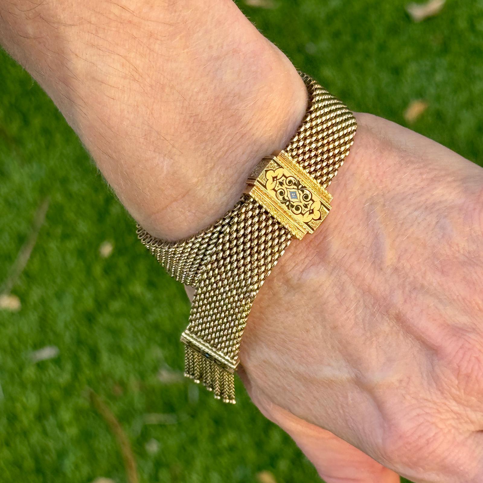 Magnifique bracelet à glands de style victorien en or jaune 14 carats. Le bracelet en or tressé est orné d'un motif en émail noir, de glands et d'une fermeture à glissière. Il peut donc être porté par toutes les tailles de poignet. Le bracelet