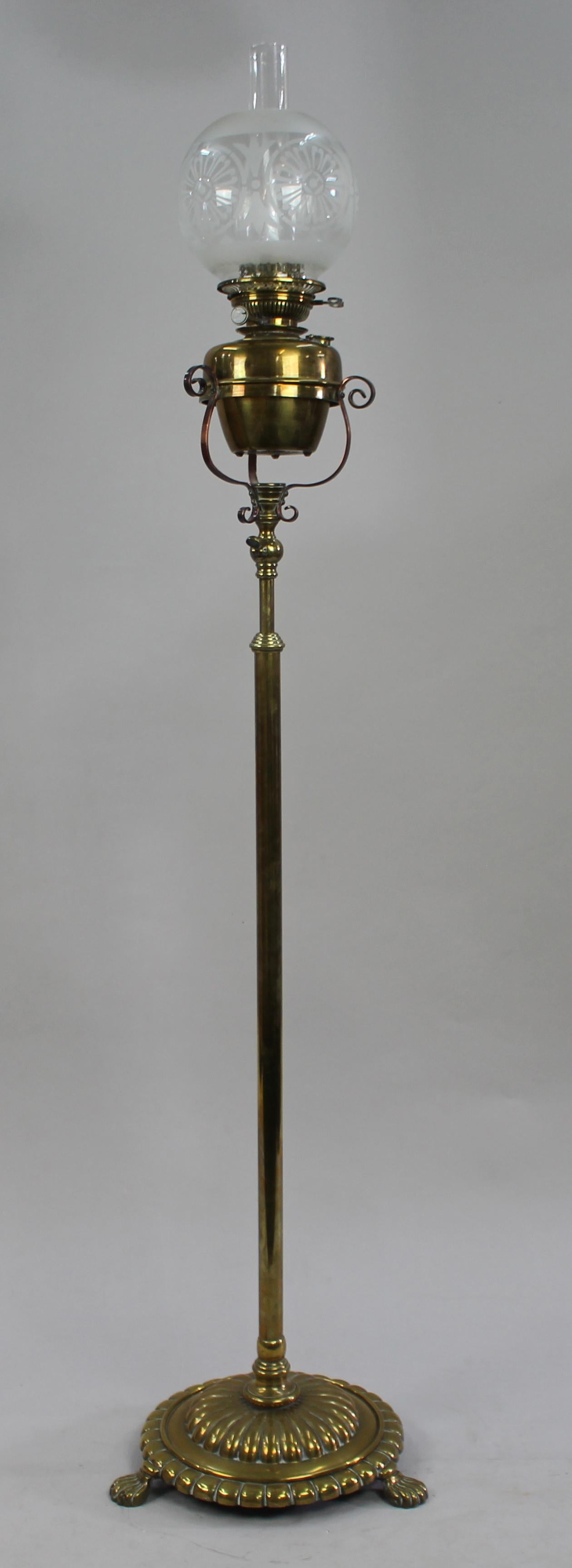 Victorian telescopic brass standard oil lamp


English, nineteenth century. 

Brass font with telescopic shaft. Heavy worked base with three animal form feet 

Height up to approximately 2 metres. 

Width: 36 cm

Offered in good original