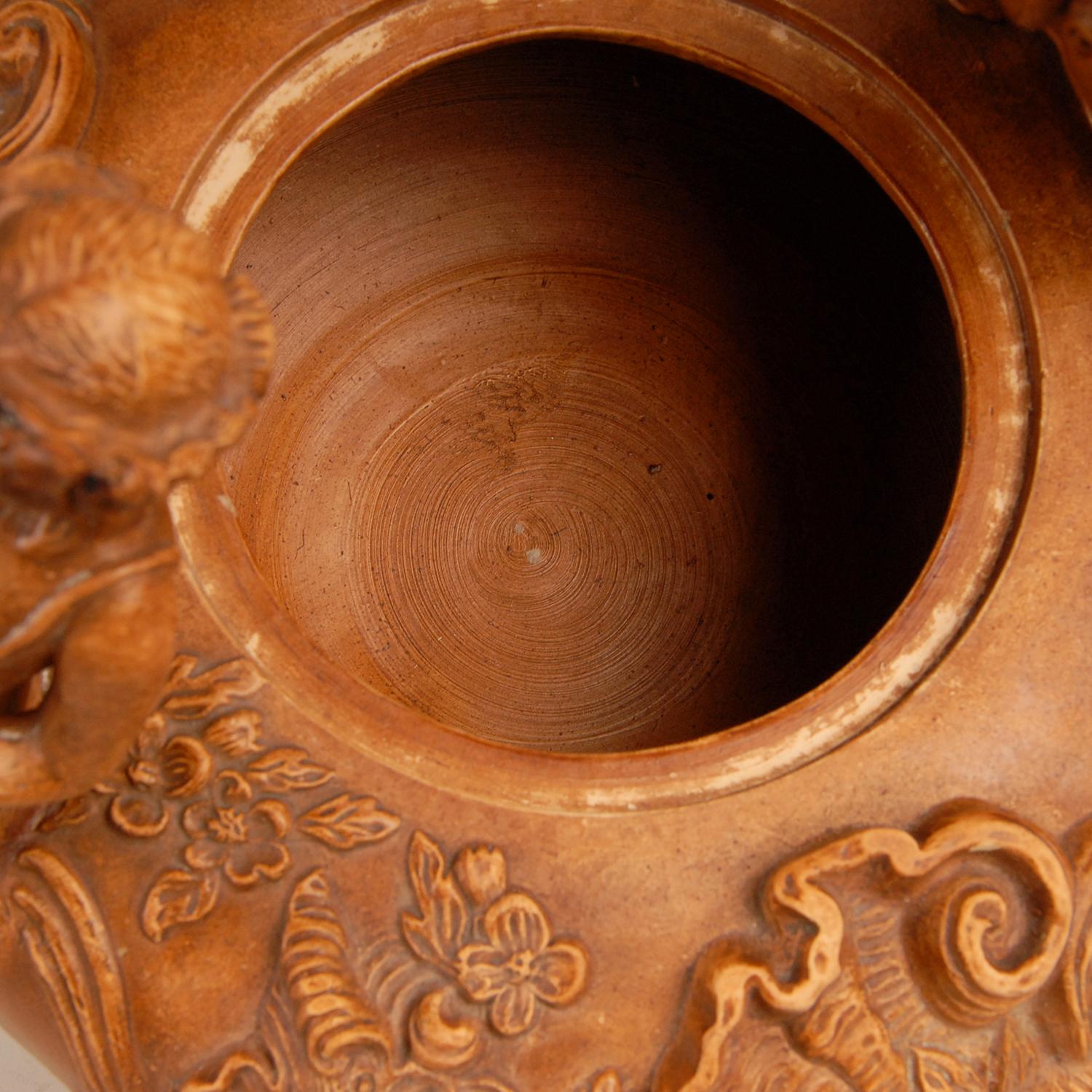 Vaso potpourri in terracotta con coperchio Urna neoclassica
Stile: Neoclassico, Antico, Luigi XVI, Antico, Francese
Design: Alla maniera di Amphora Austria, George Klimt, Ernst Wahliss
Centrotavola con maniglie figurate e coperchio
