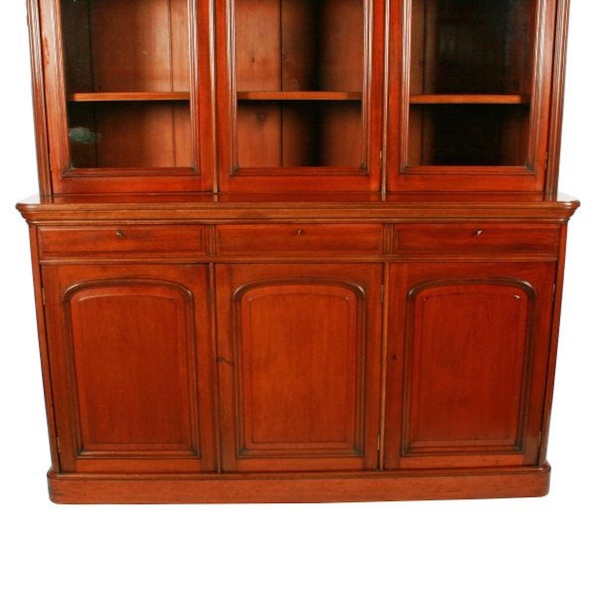 Victorian Three Door Bookcase, 19th Century In Excellent Condition For Sale In Southall, GB
