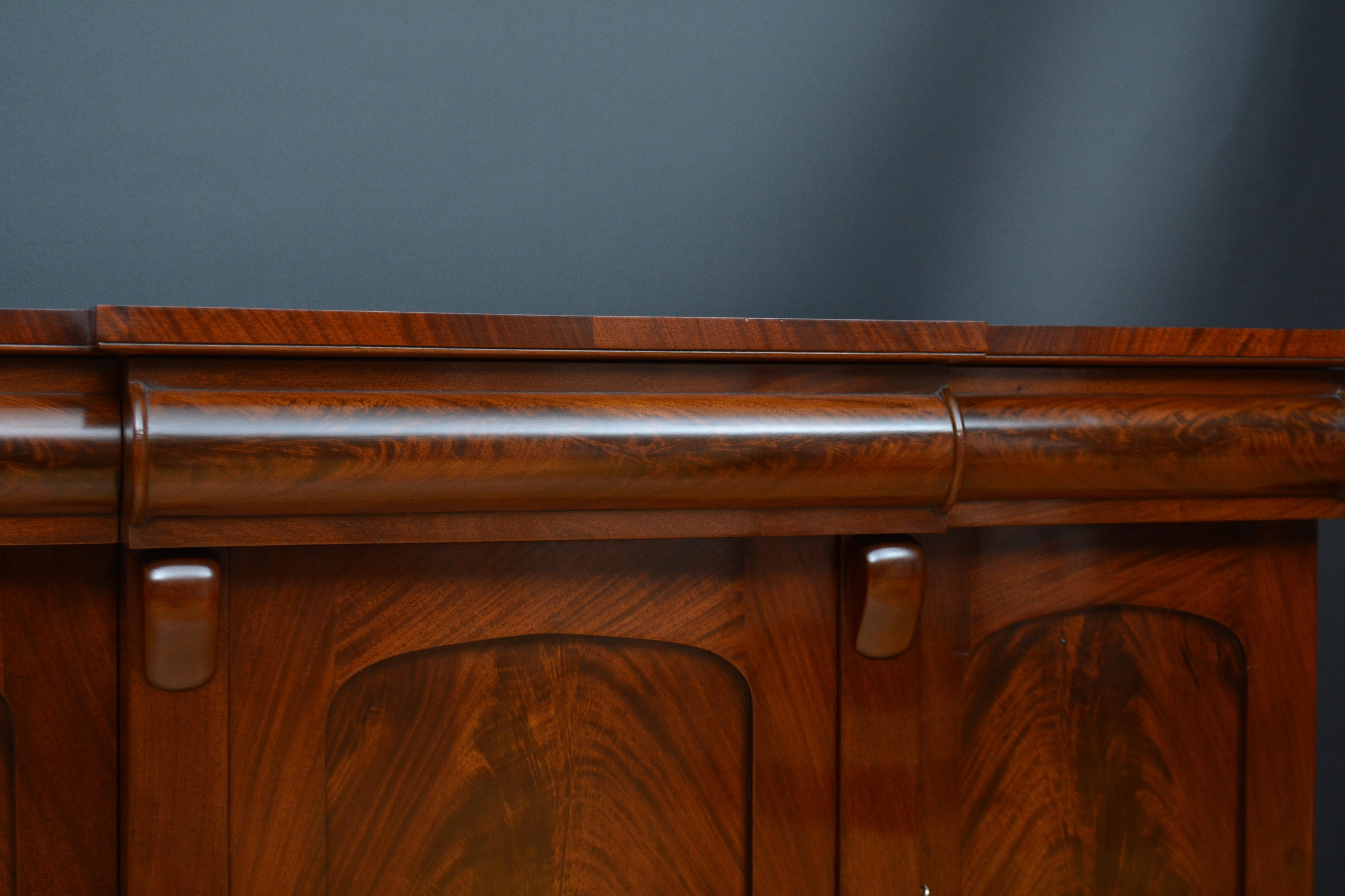 Credenza vittoriana a tre ante in mogano in vendita 3
