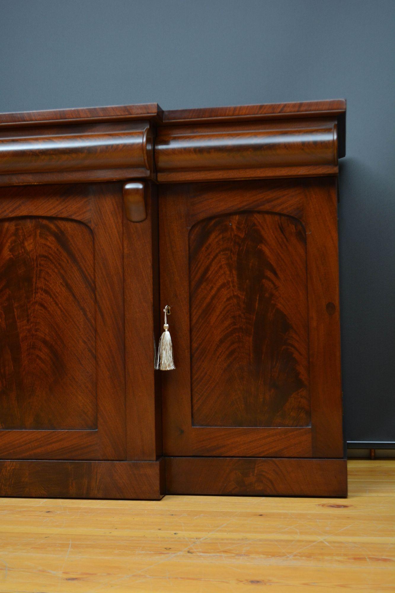 Victorian Three Door Sideboard in Mahogany For Sale 6