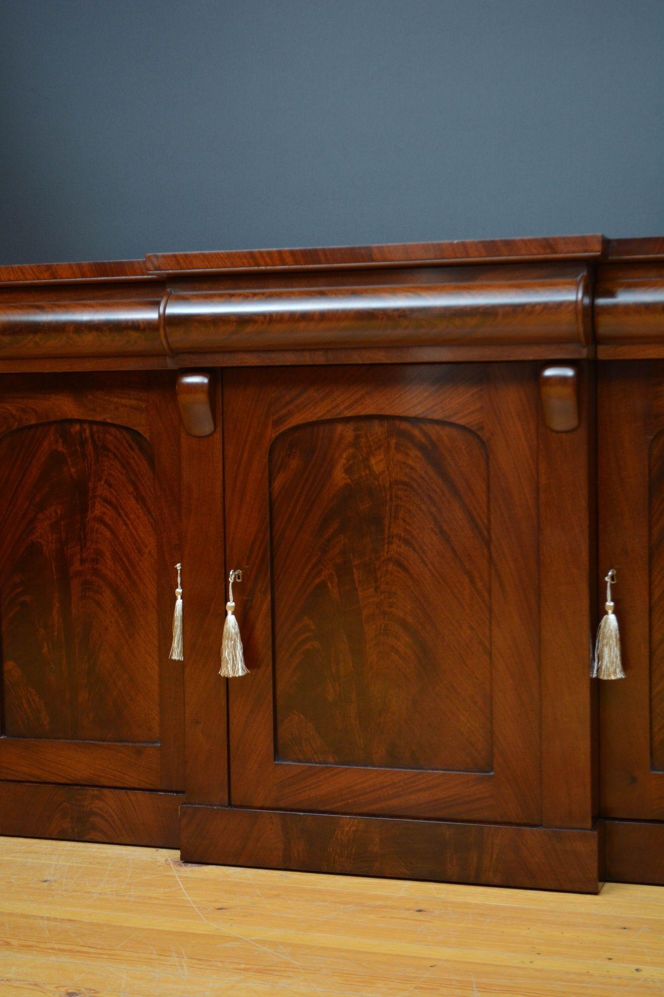 Victorian Three Door Sideboard in Mahogany For Sale 7