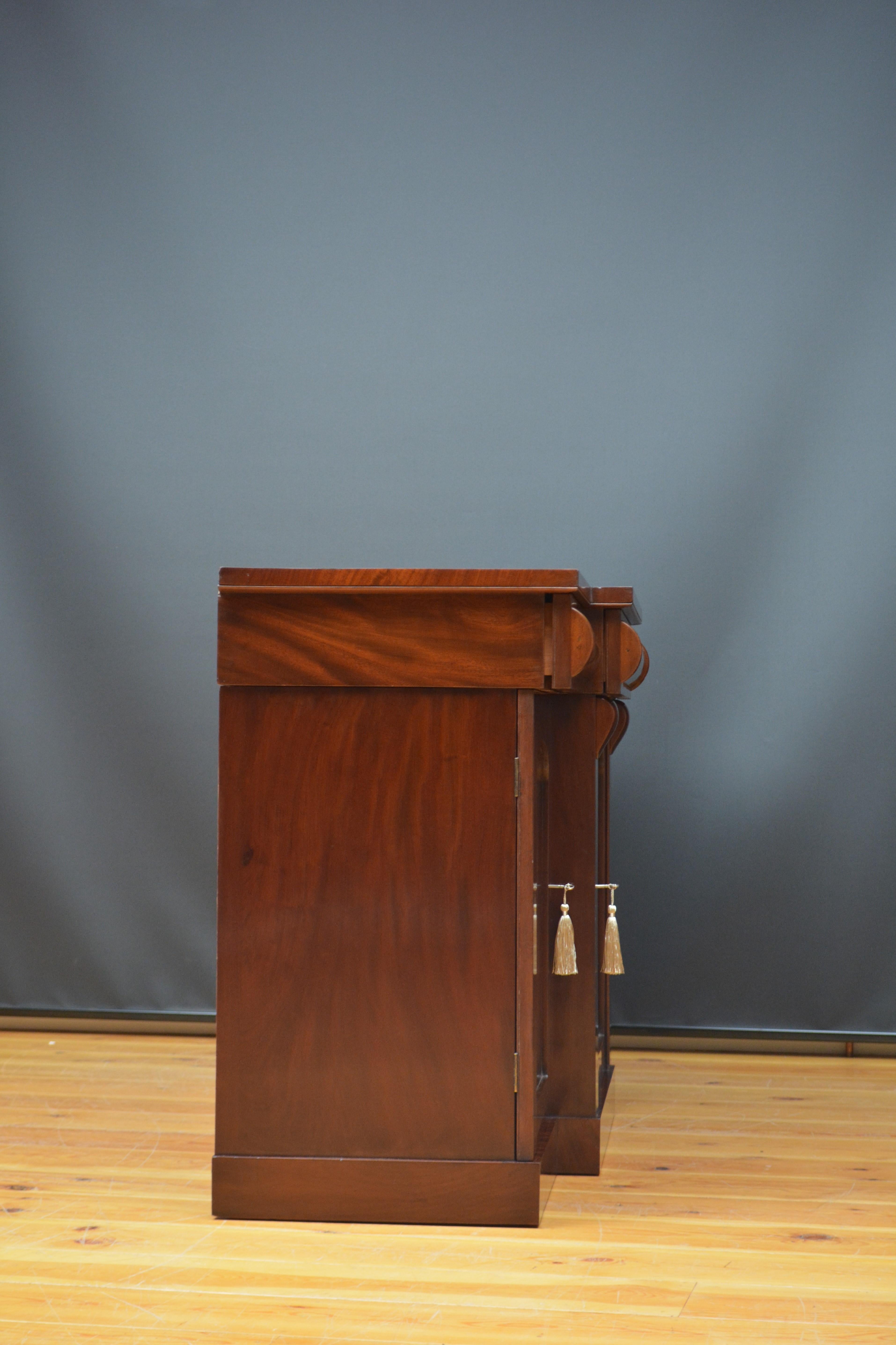 Credenza vittoriana a tre ante in mogano in vendita 9