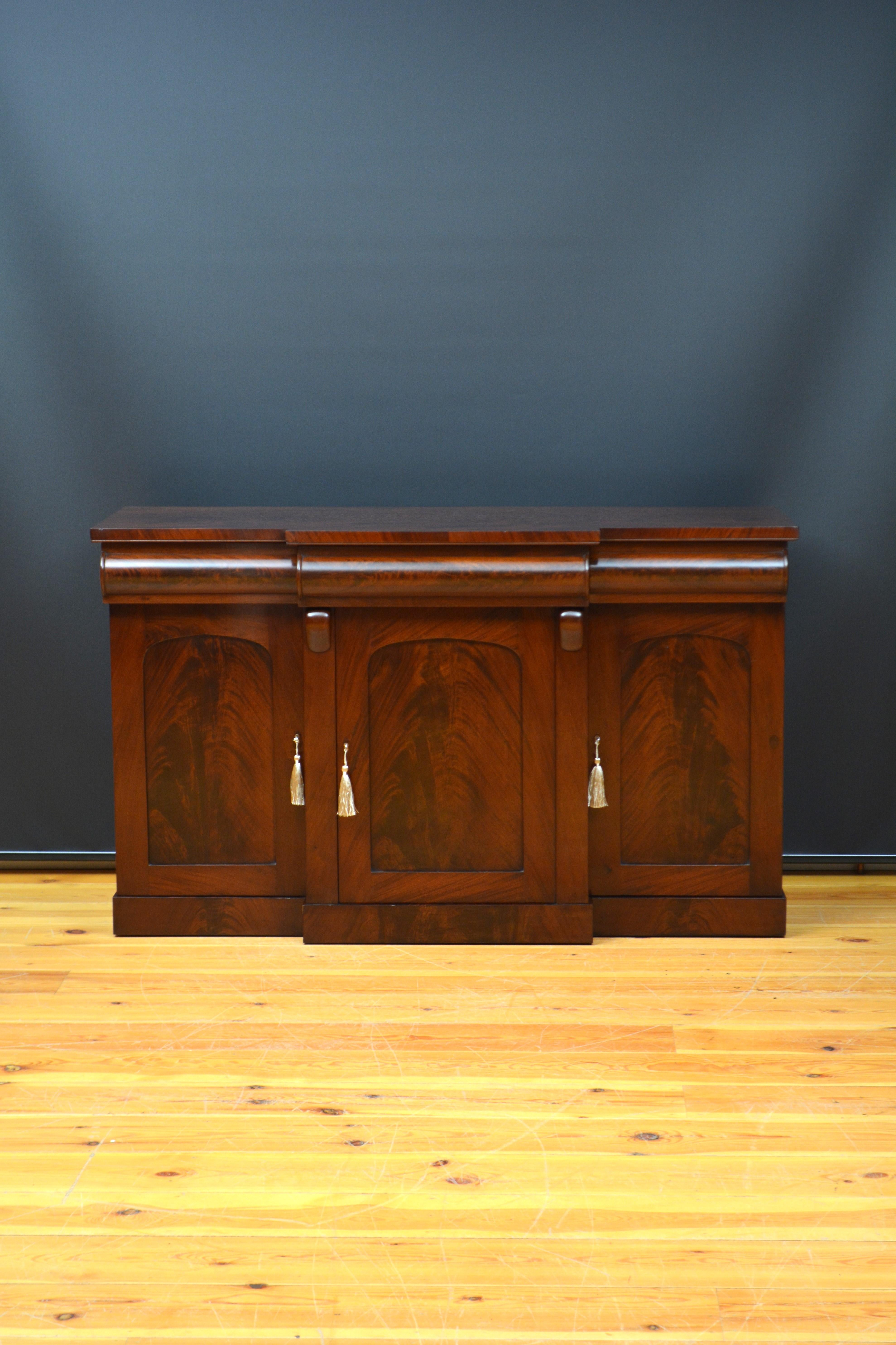 Sn5613  Attraente credenza vittoriana in mogano, con piano d'appoggio ben rifinito, tre cassetti cilindrici rivestiti in cedro e tre ante di armadi ad arco e pannelli, che racchiudono ripiani e un cassetto profondo, tutti dotati di serrature