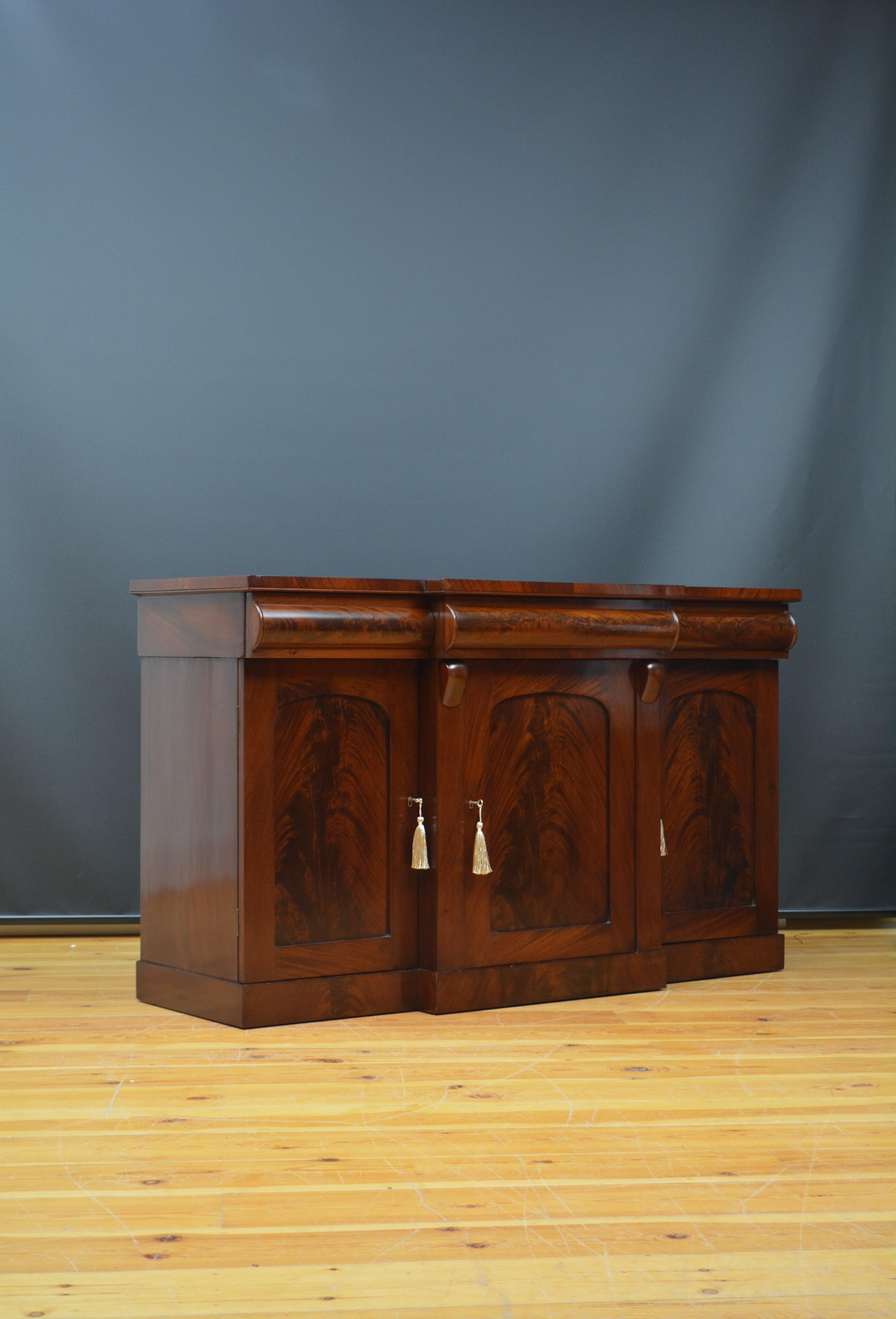 Inglese Credenza vittoriana a tre ante in mogano in vendita