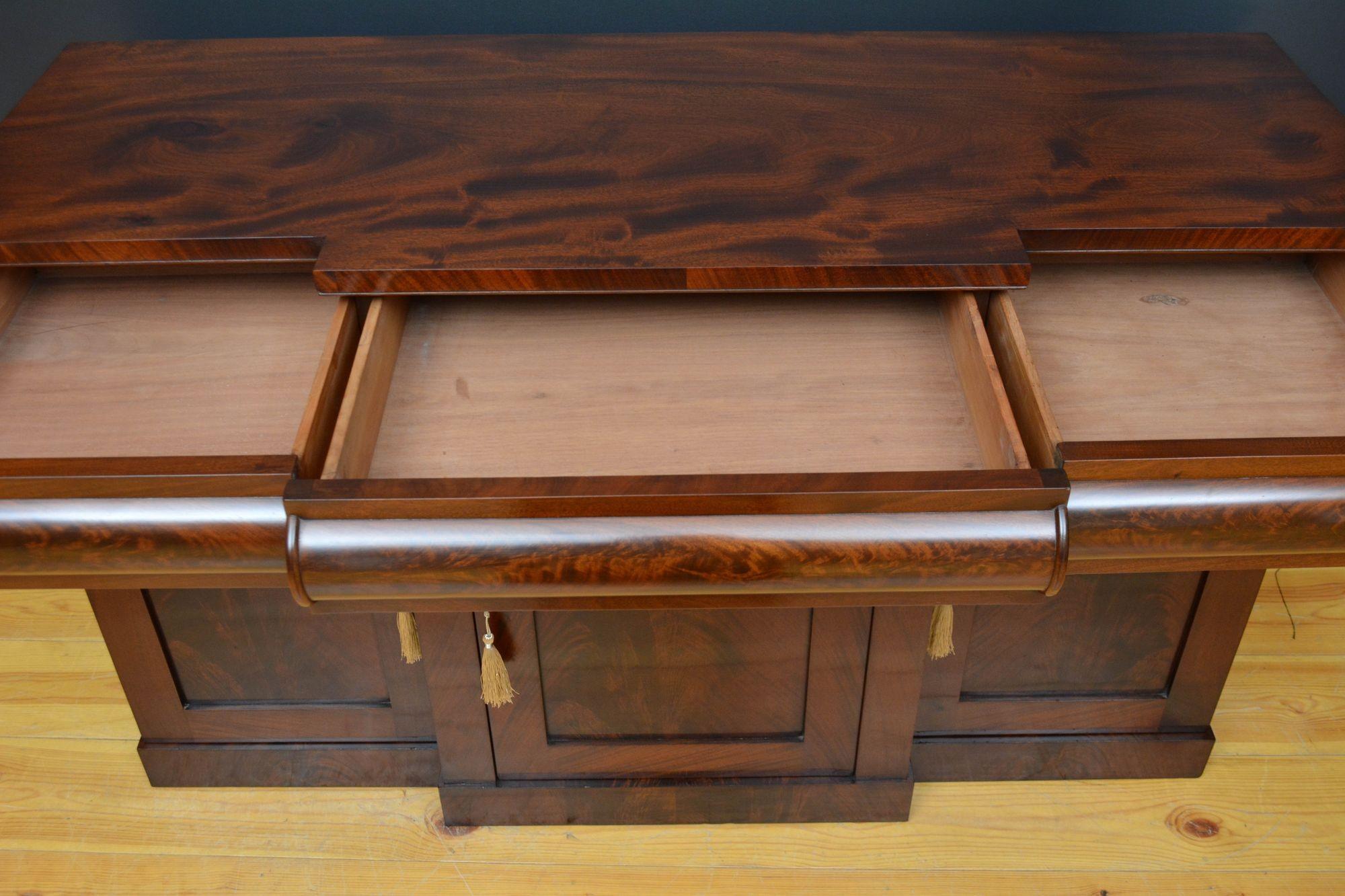 Victorian Three Door Sideboard in Mahogany For Sale 1
