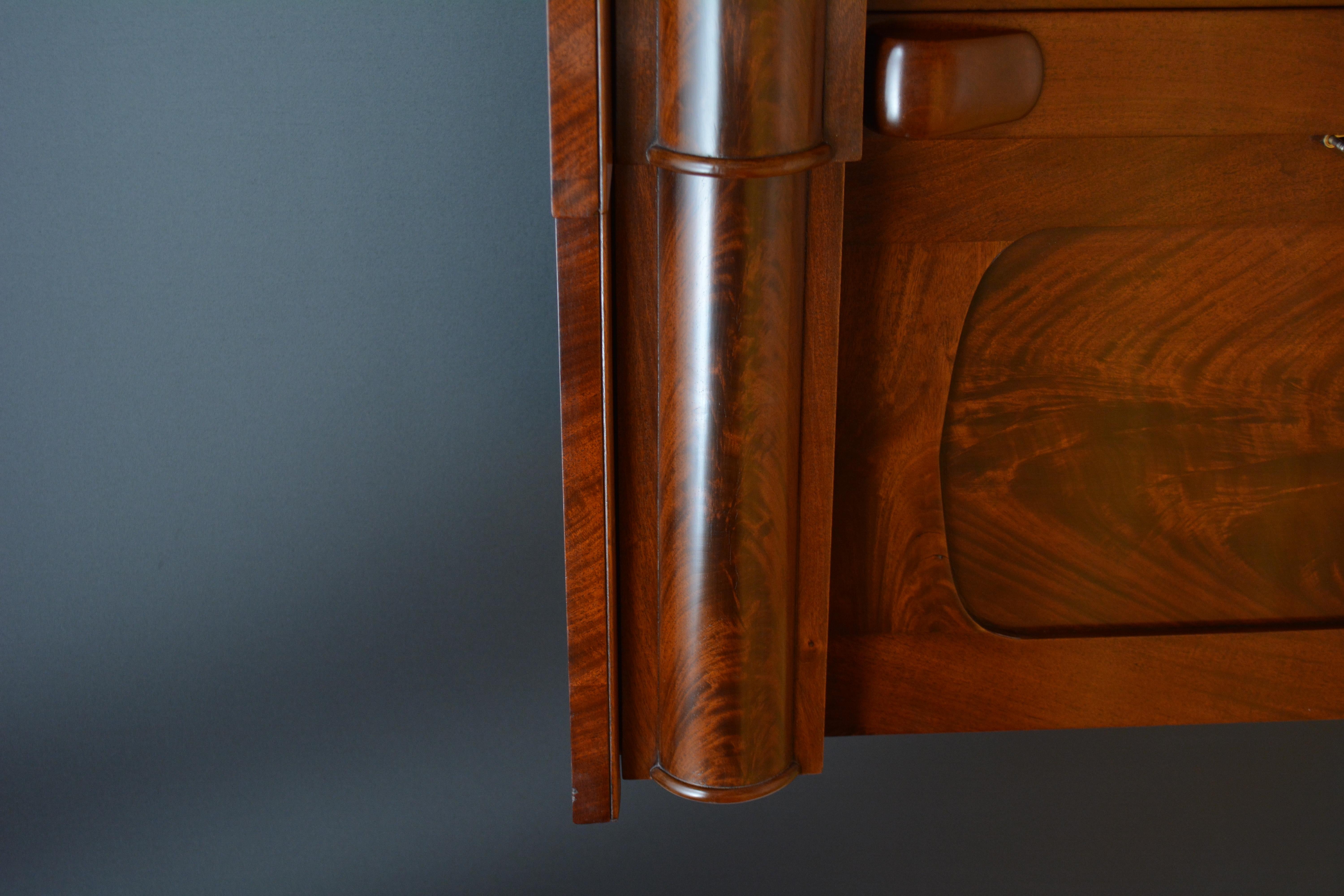 Credenza vittoriana a tre ante in mogano in vendita 1