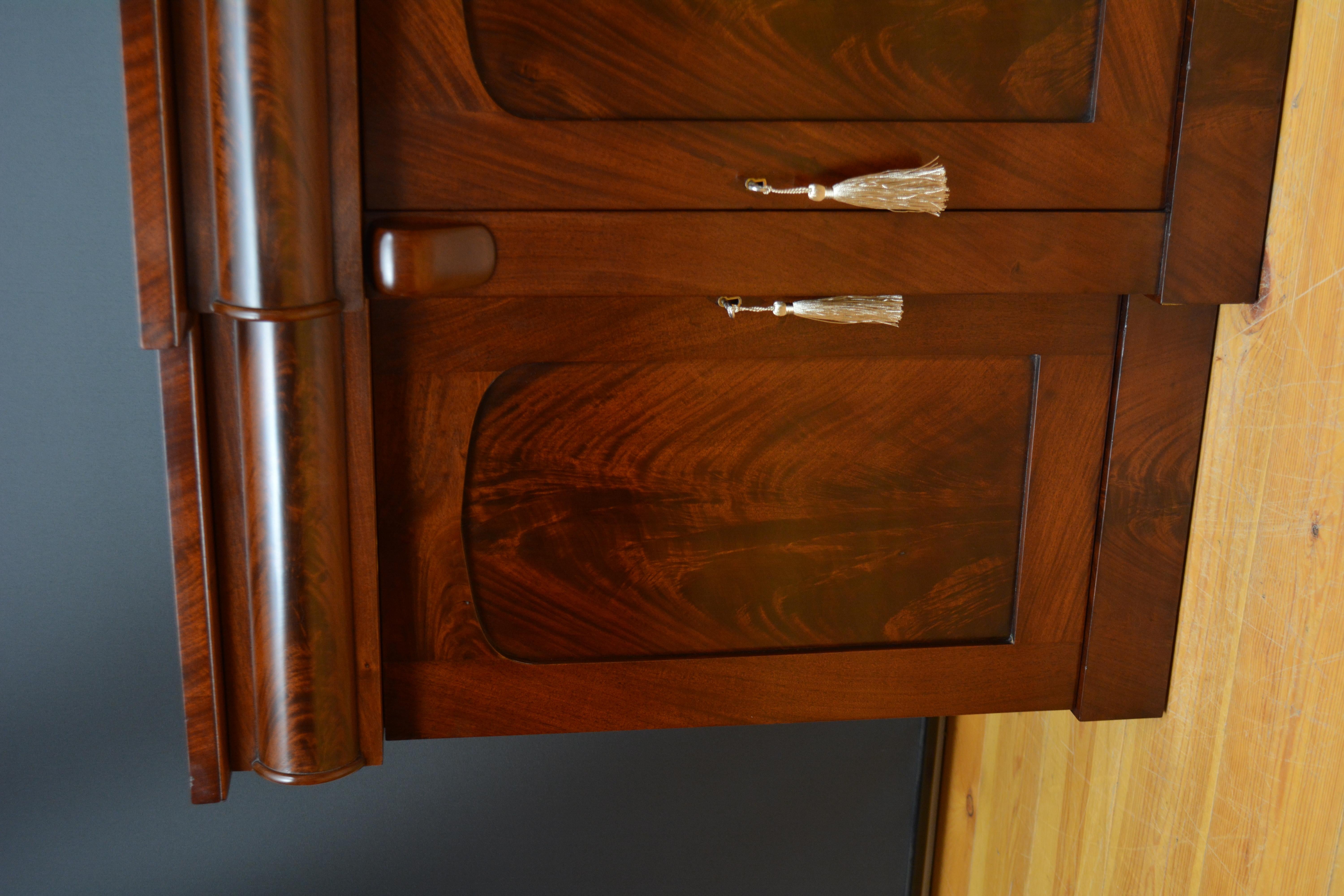 Credenza vittoriana a tre ante in mogano in vendita 2