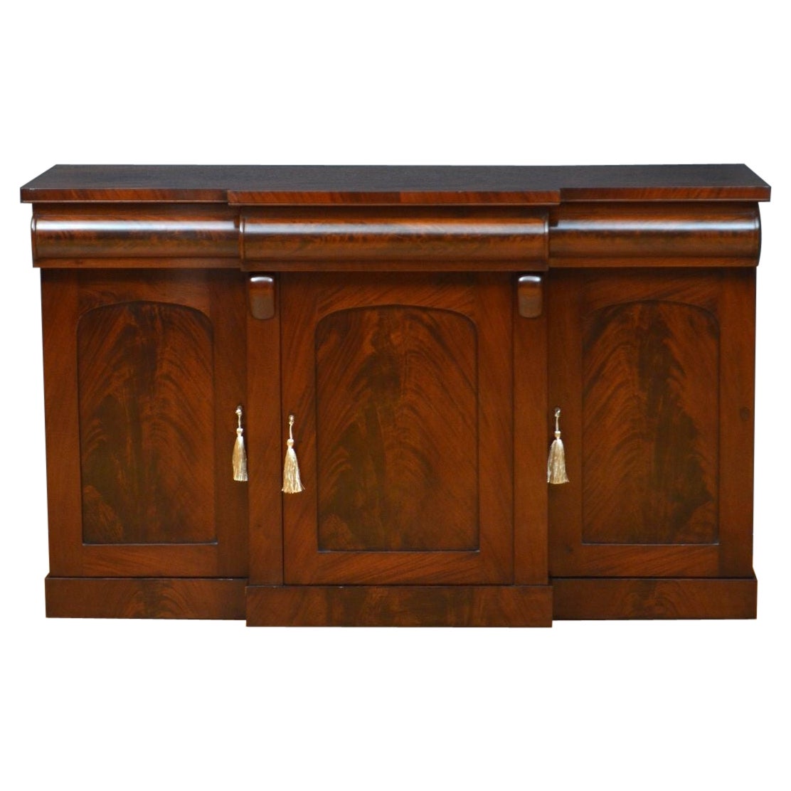 Viktorianisches Sideboard mit drei Türen aus Mahagoni im Angebot