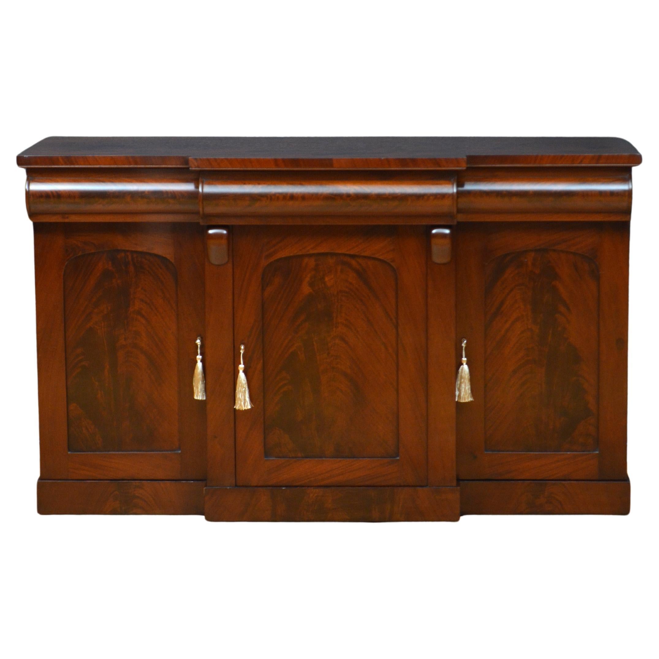 Credenza vittoriana a tre ante in mogano in vendita