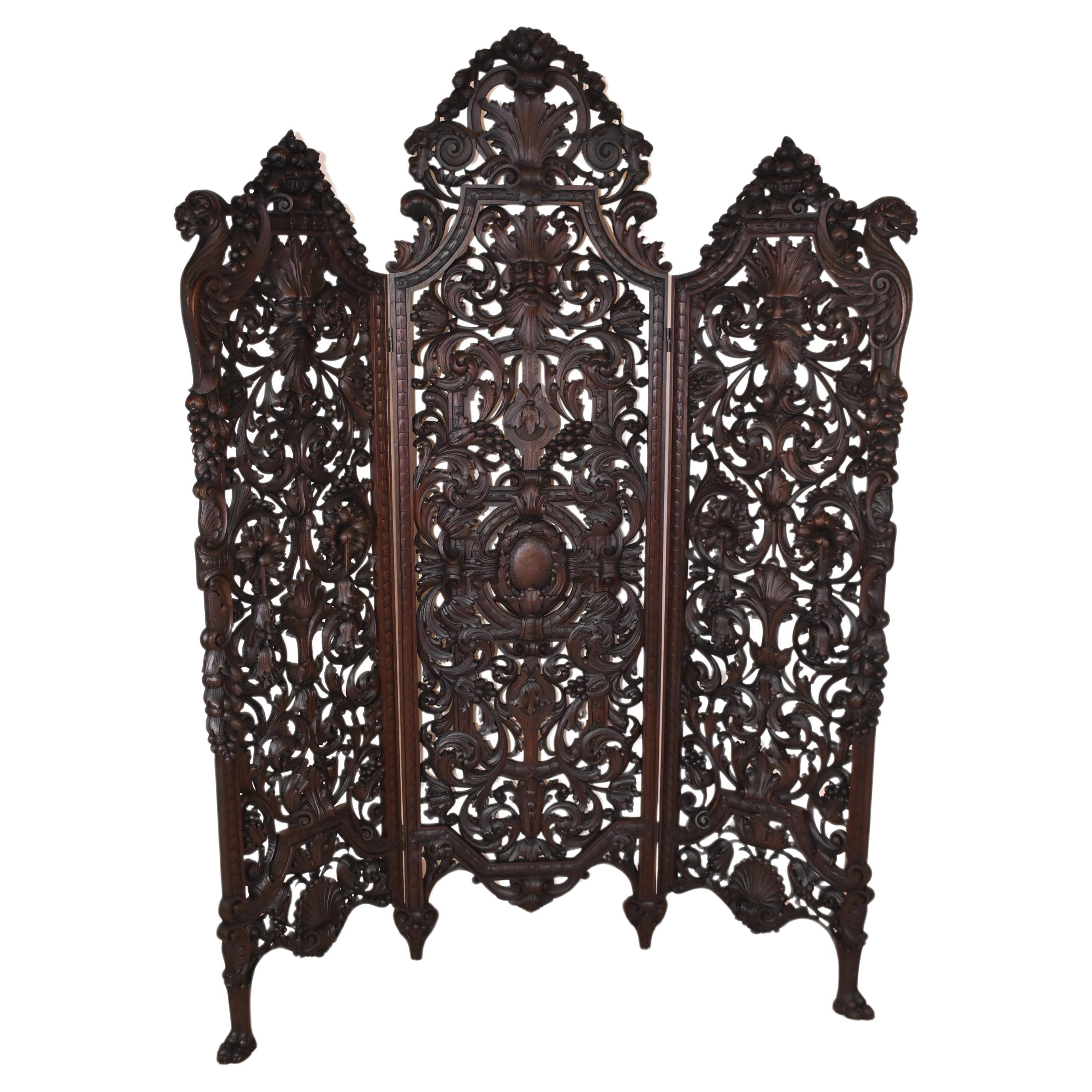 Separador Victoriano de Tres Paneles en Nogal Tallado Gárgolas en venta