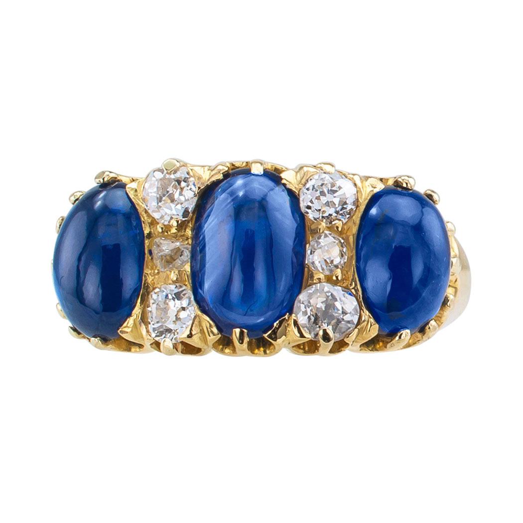 Victorian Three-Stone Cabochon Sapphire Diamond Yellow Gold Ring In Good Condition In Los Angeles, CA