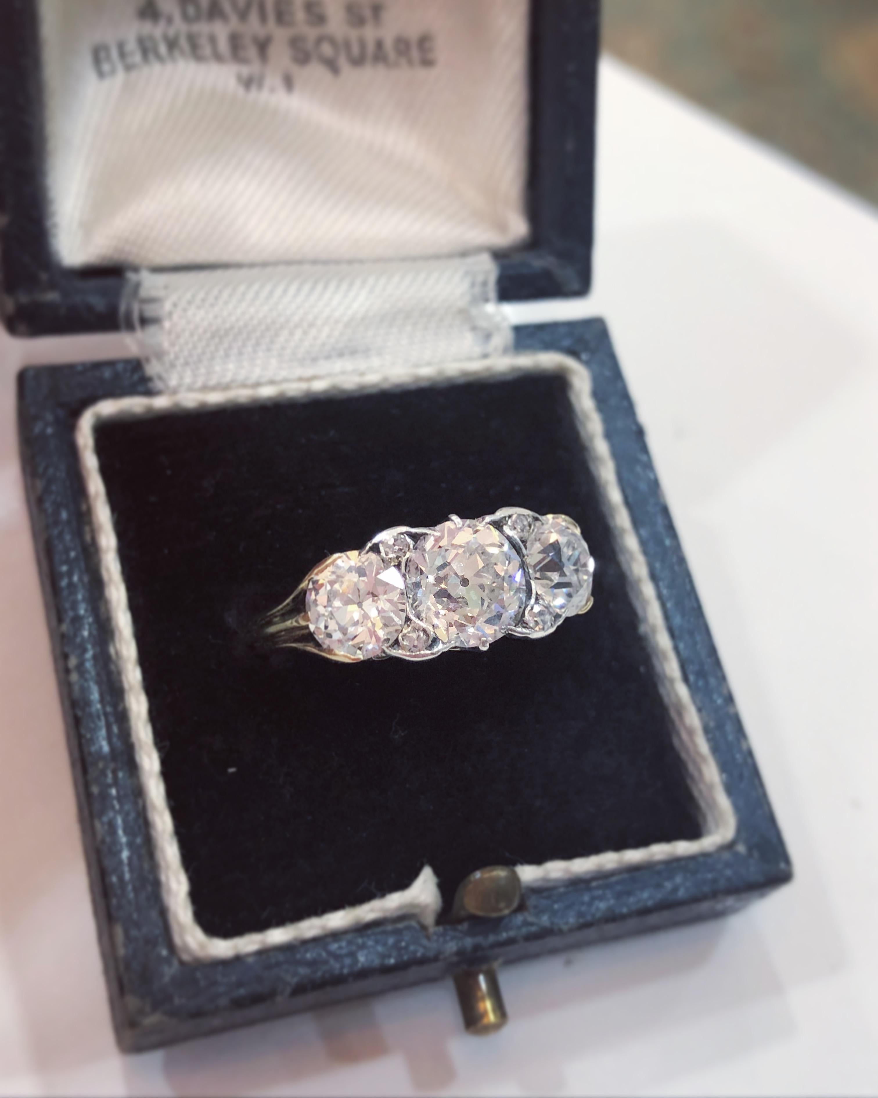 Victorian Three-Stone Diamond Engagement Ring, circa 1900s In Good Condition In London, GB