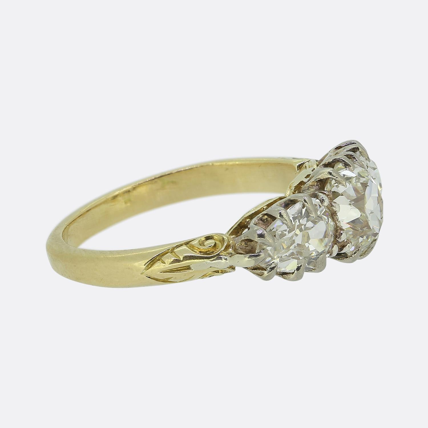 Taille vieille mine Bague victorienne à trois pierres et diamants en vente