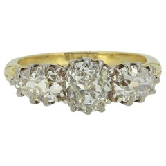 Anillo Victoriano de Diamantes de Tres Piedras