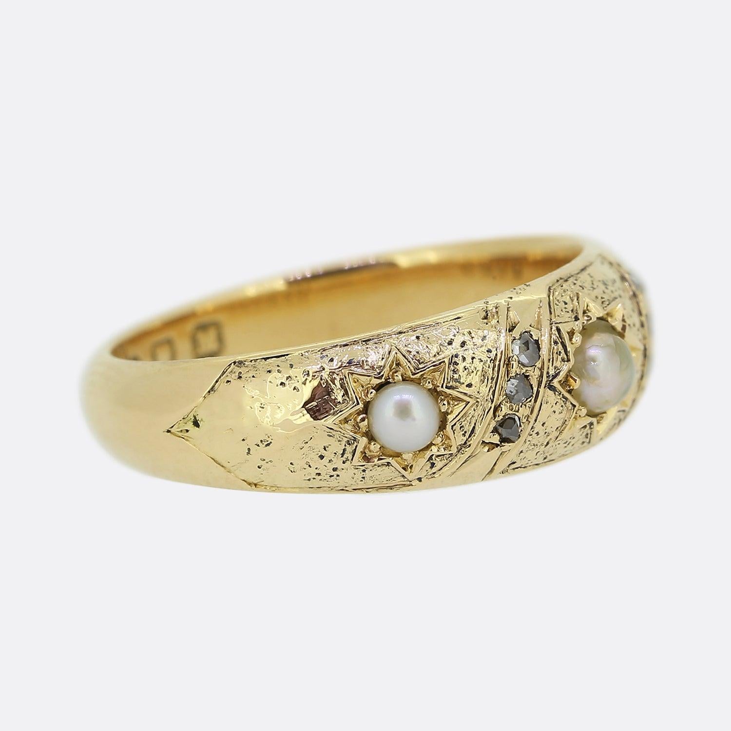 Viktorianischer Ring aus drei Steinen mit Perlen und Diamanten (Rosenschliff) im Angebot