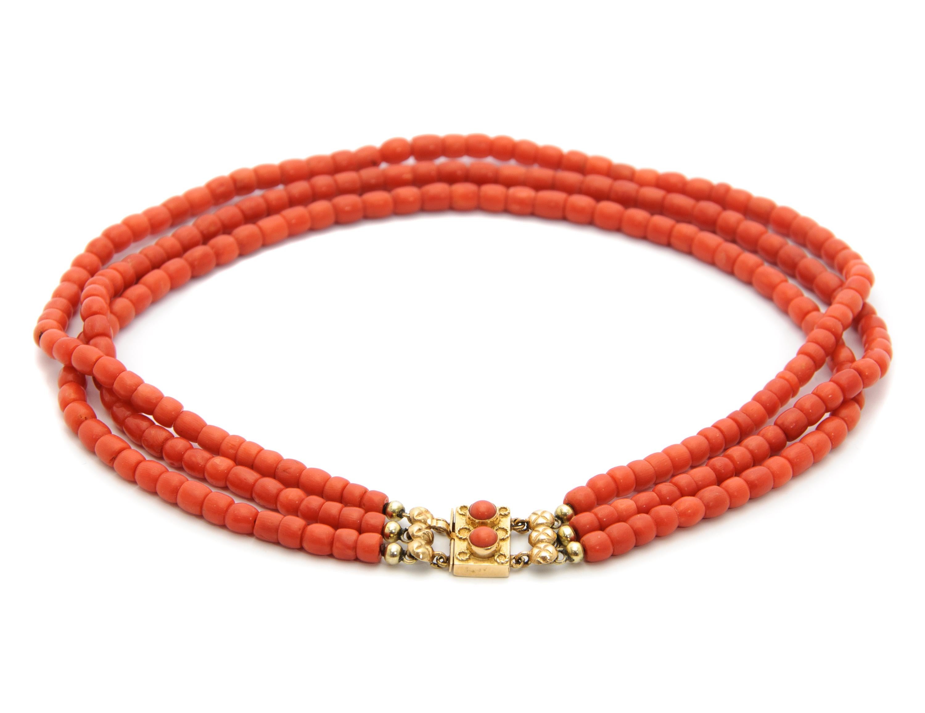Mehrreihige Perlenkette aus 14 Karat Gold mit Koralle Damen im Angebot