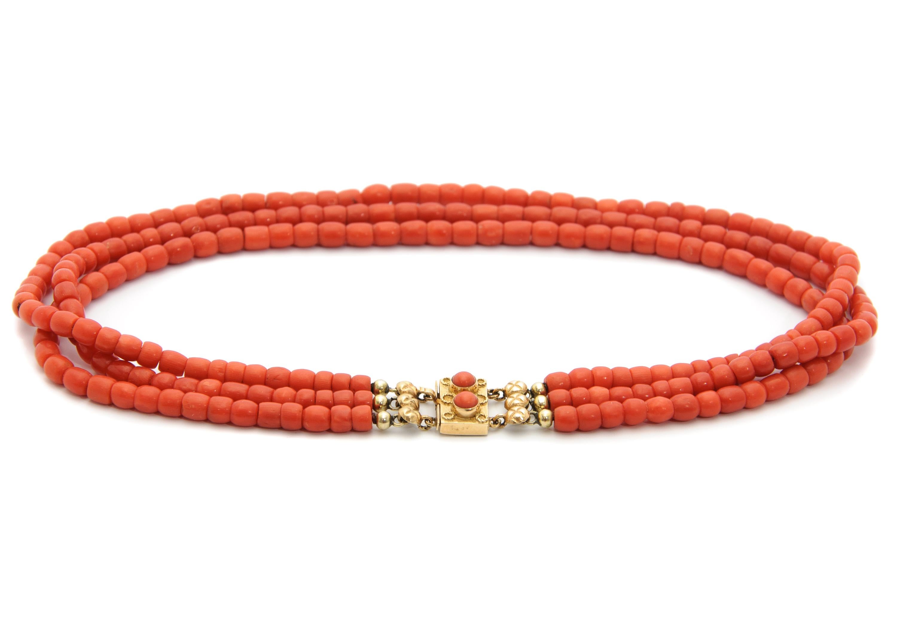 14 Karat Gold Coral Multi-Strand Beaded Necklace In Good Condition For Sale In Rotterdam, NL