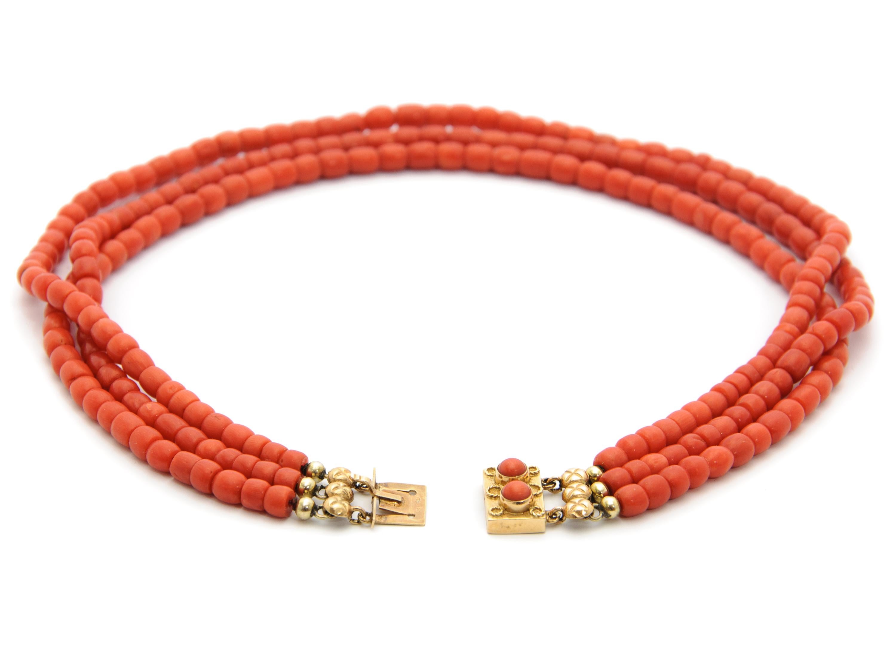 Collana di perline in oro 14 carati con corallo a più fili in vendita 3