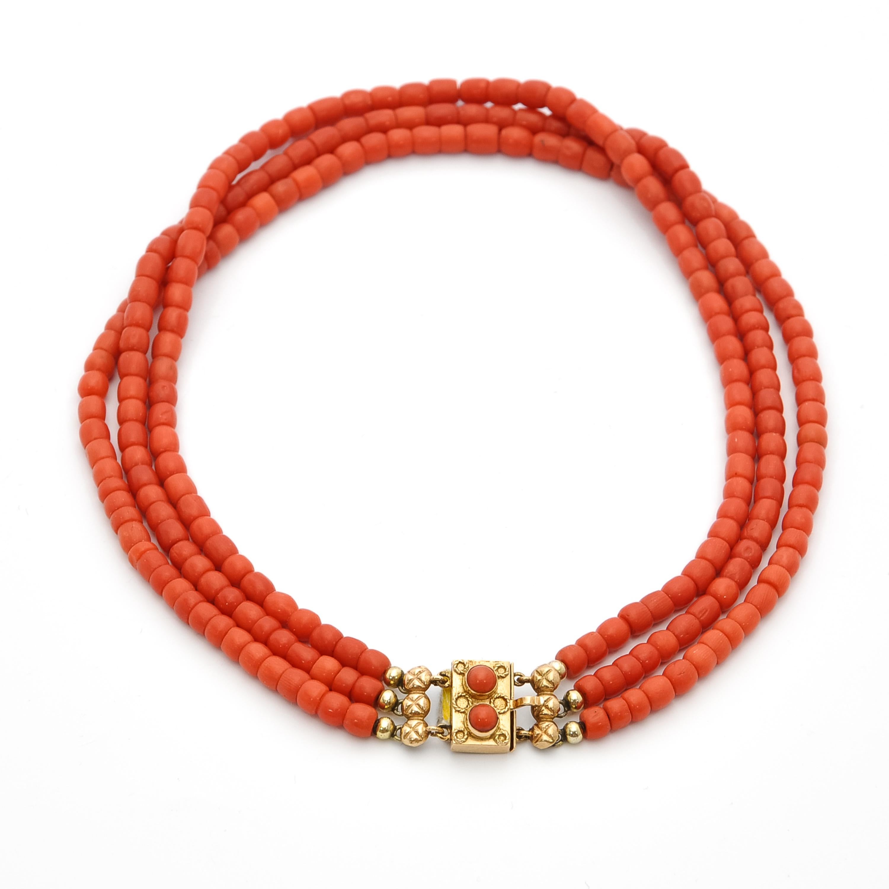 Collana di perline in oro 14 carati con corallo a più fili In condizioni buone in vendita a Rotterdam, NL