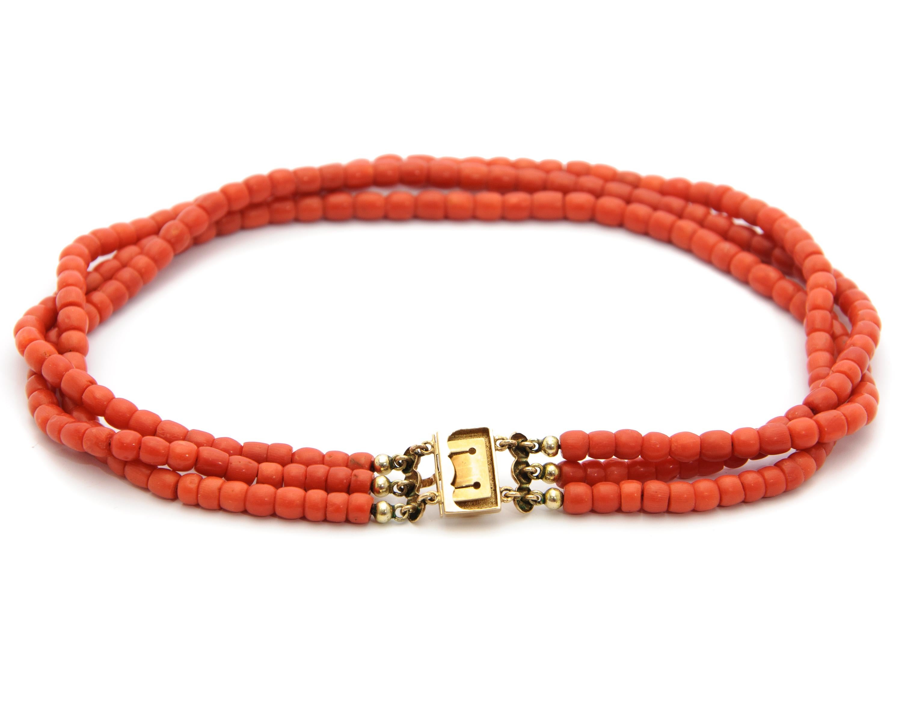 Collana di perline in oro 14 carati con corallo a più fili in vendita 4
