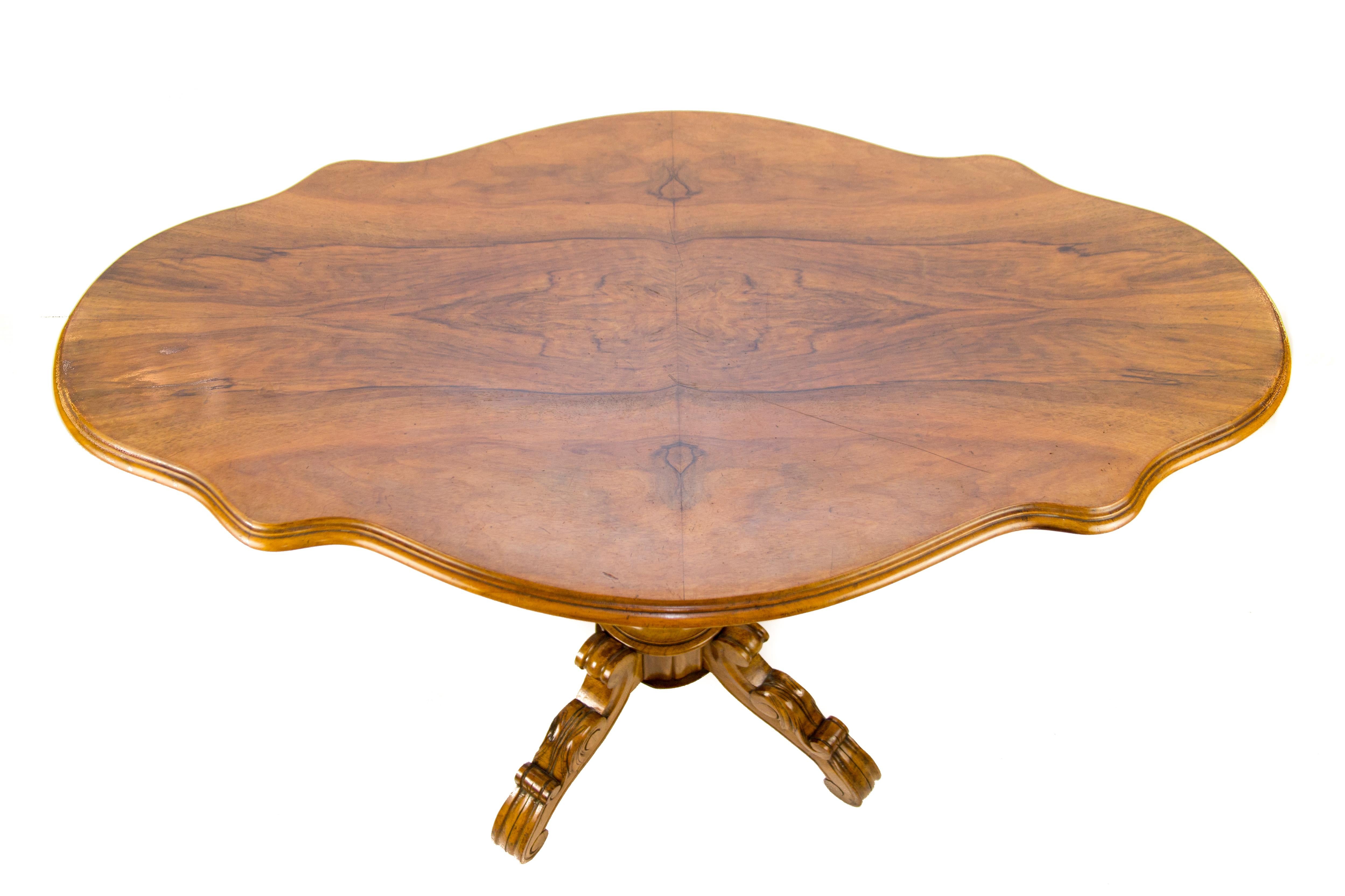 Oval Victorian Style tilt-top center or dessert table, circa 1920s.
Dimensions:
Height: 73 cm / 28.74 in, width: 63 cm / 24.8 in, length: 110 cm / 43.3 in.
 