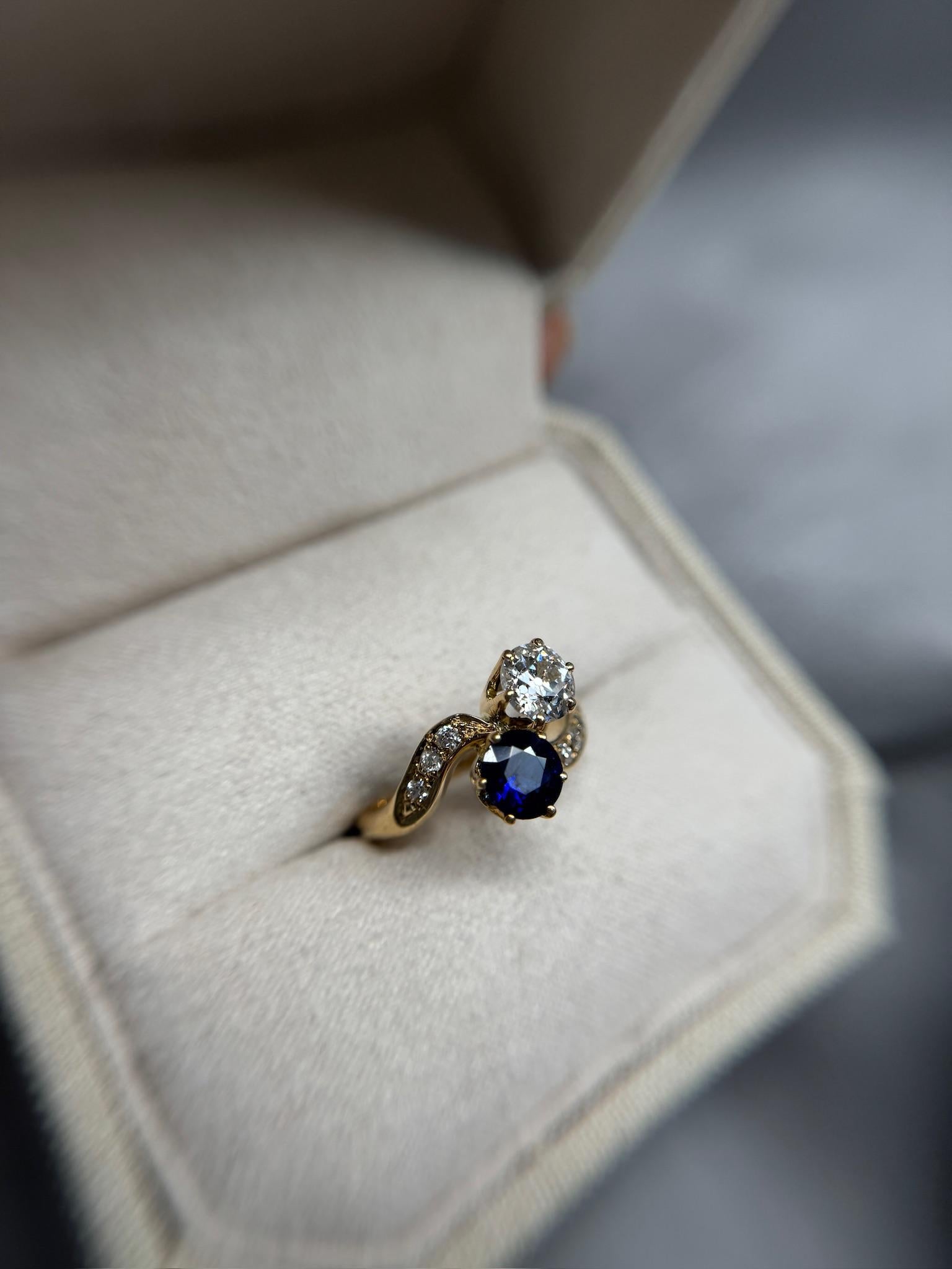 Véritable symbole de romance, cette bague victorienne Toi et Moi est ornée d'un superbe diamant de 4,75 carats de taille européenne (couleur G, pureté VS) associé à un riche saphir de 0,75 carat. Six diamants étincelants ajoutent un éclat