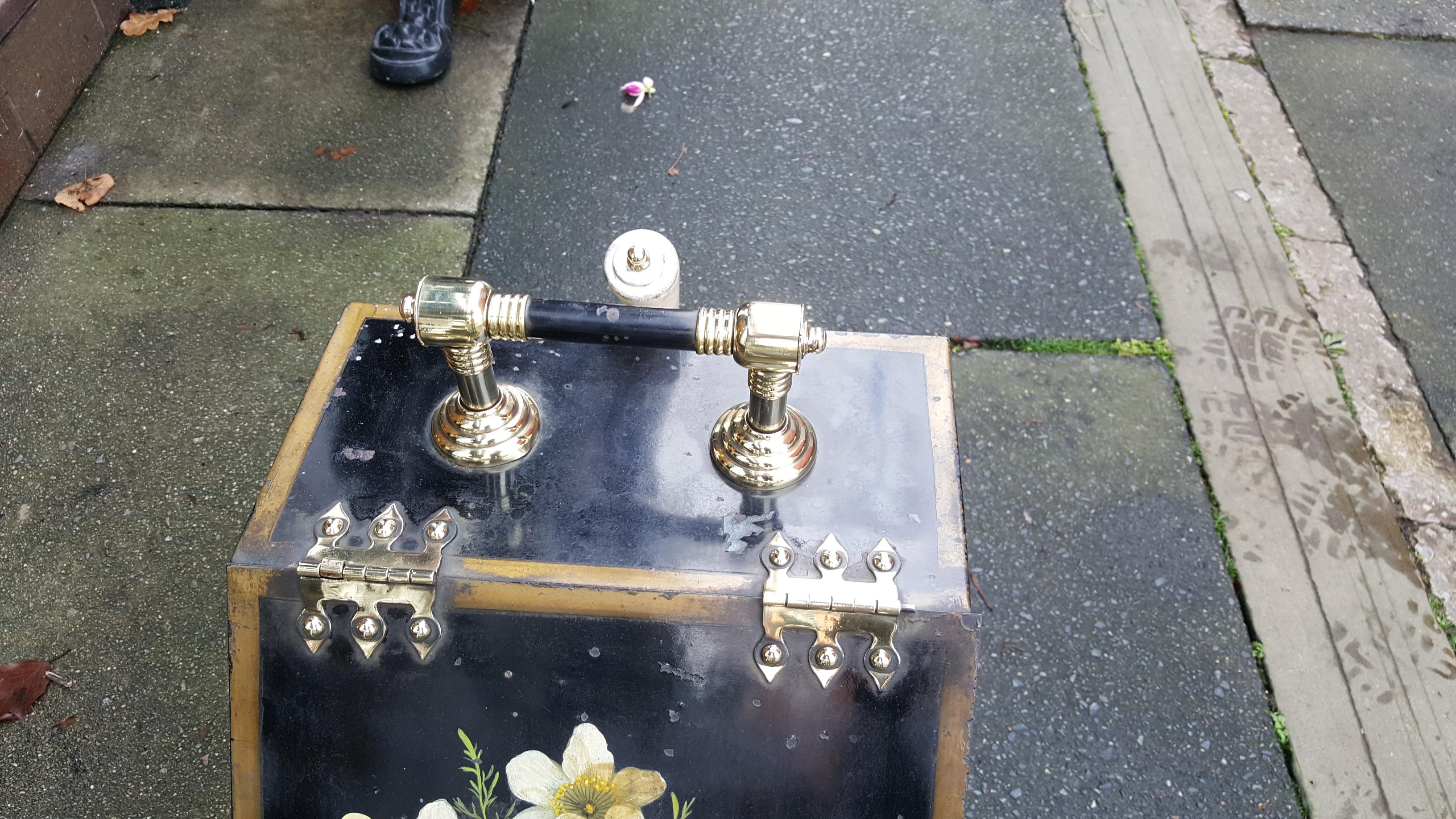 Victorian Toleware and Brass Coal Scuttle In Fair Condition For Sale In Altrincham, Cheshire